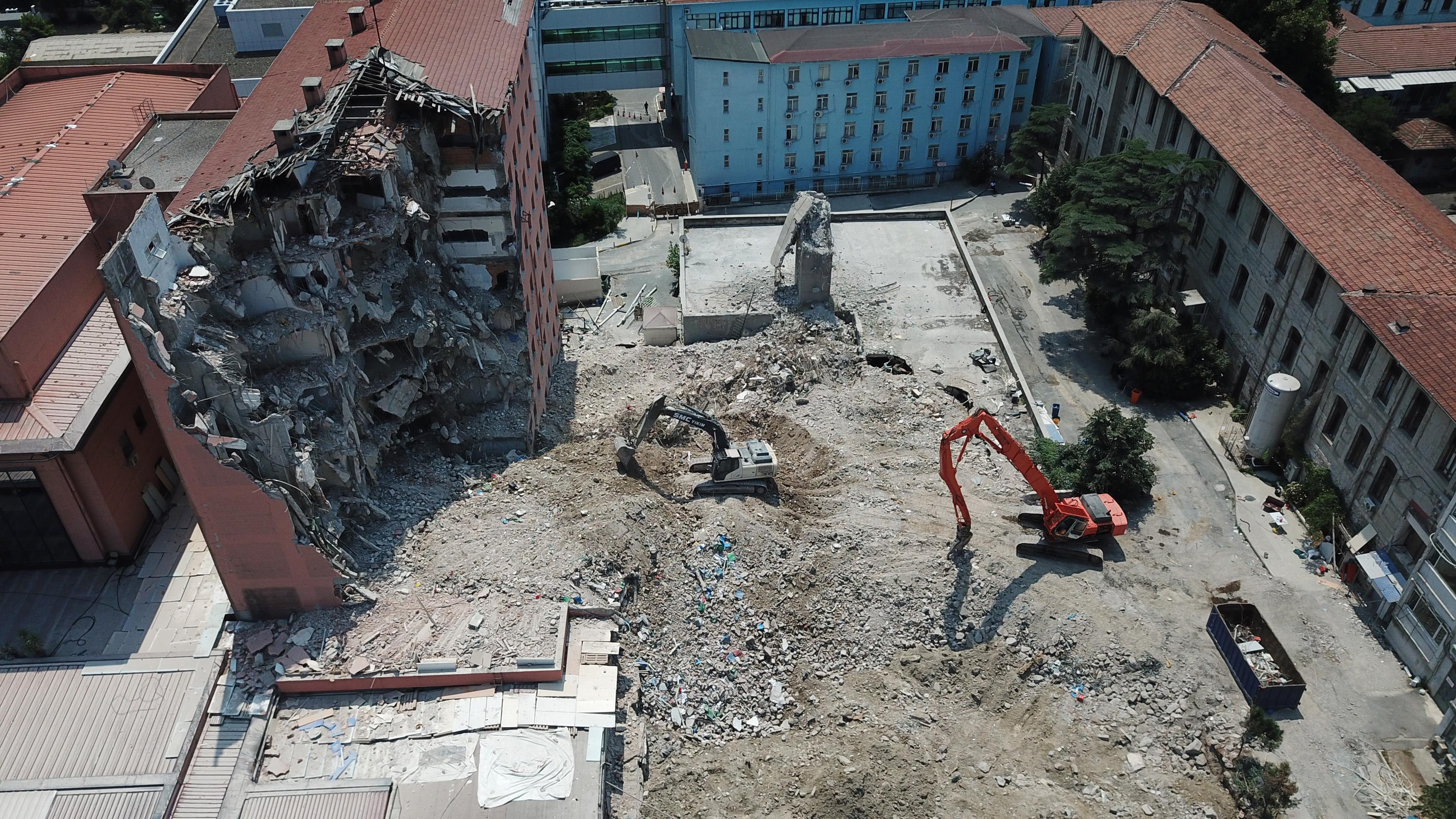 Tarihi Haydarpaşa Numune Hastanesinin dahiliye binasının yıkımına başlandı