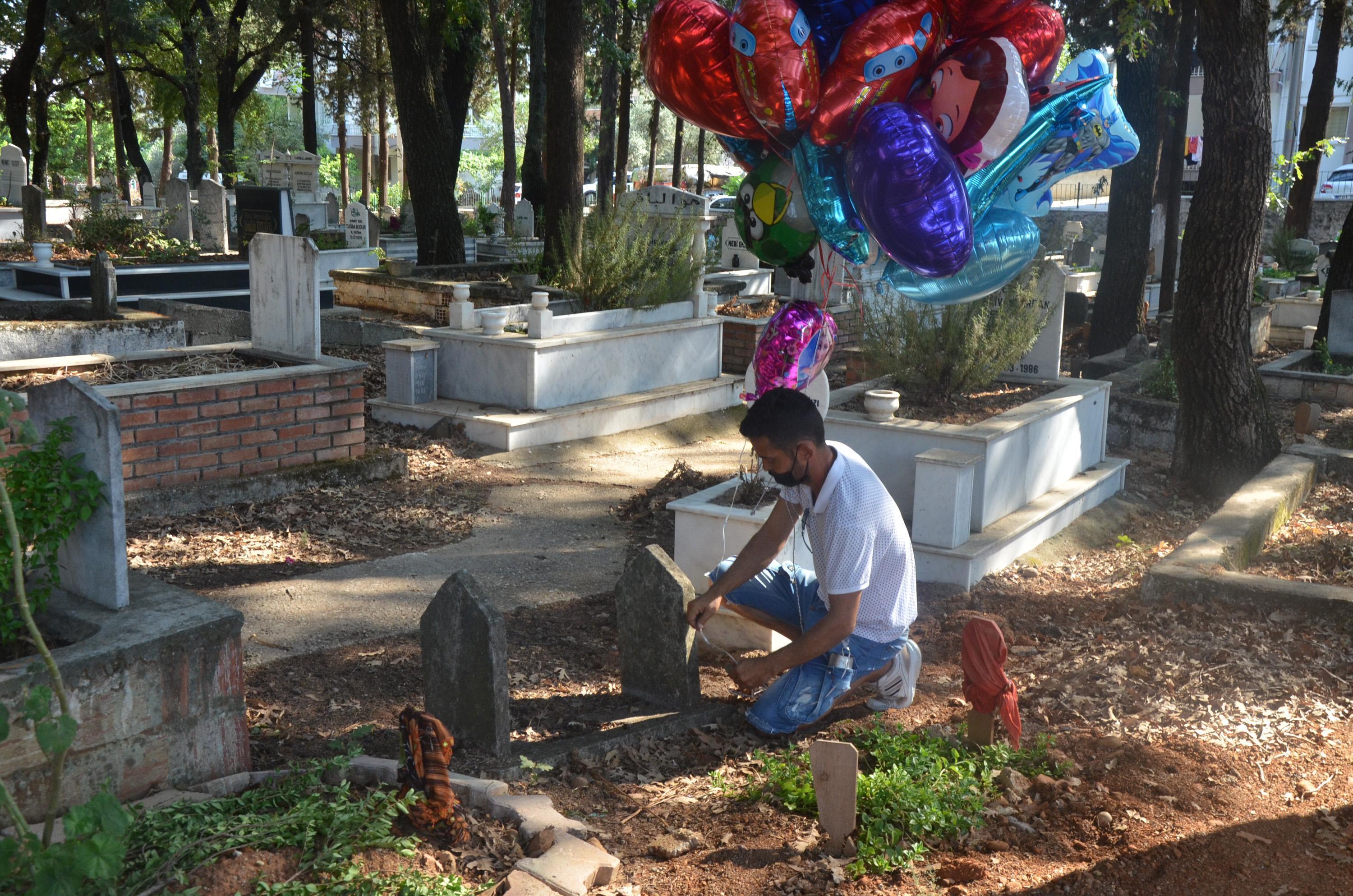 Baloncunun çocuk mezarlarına balon bağlaması yürek burktu