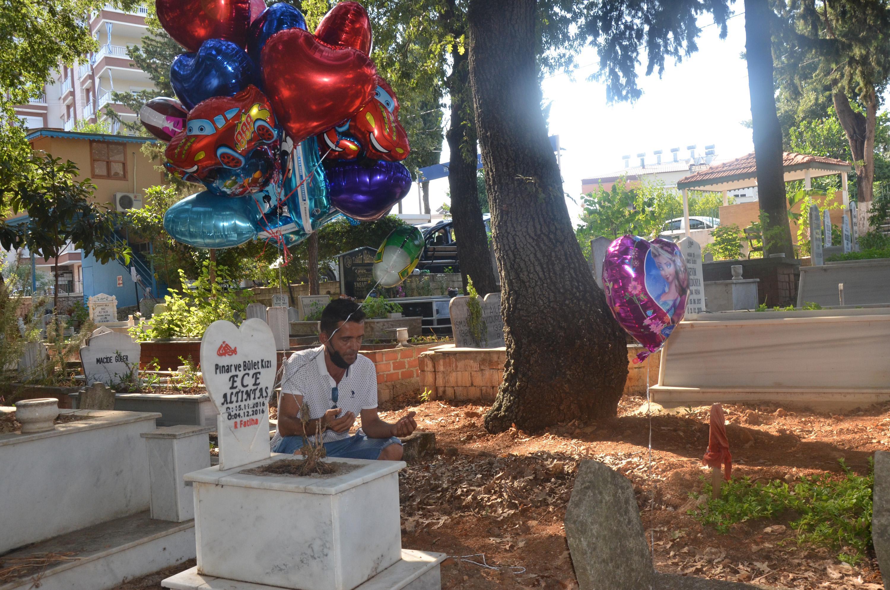 Baloncunun çocuk mezarlarına balon bağlaması yürek burktu
