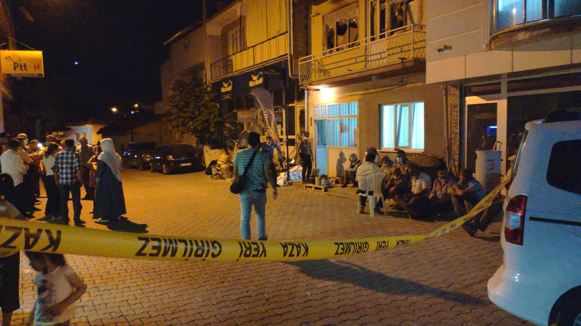 Boğduğu annesinin boğazını kesti