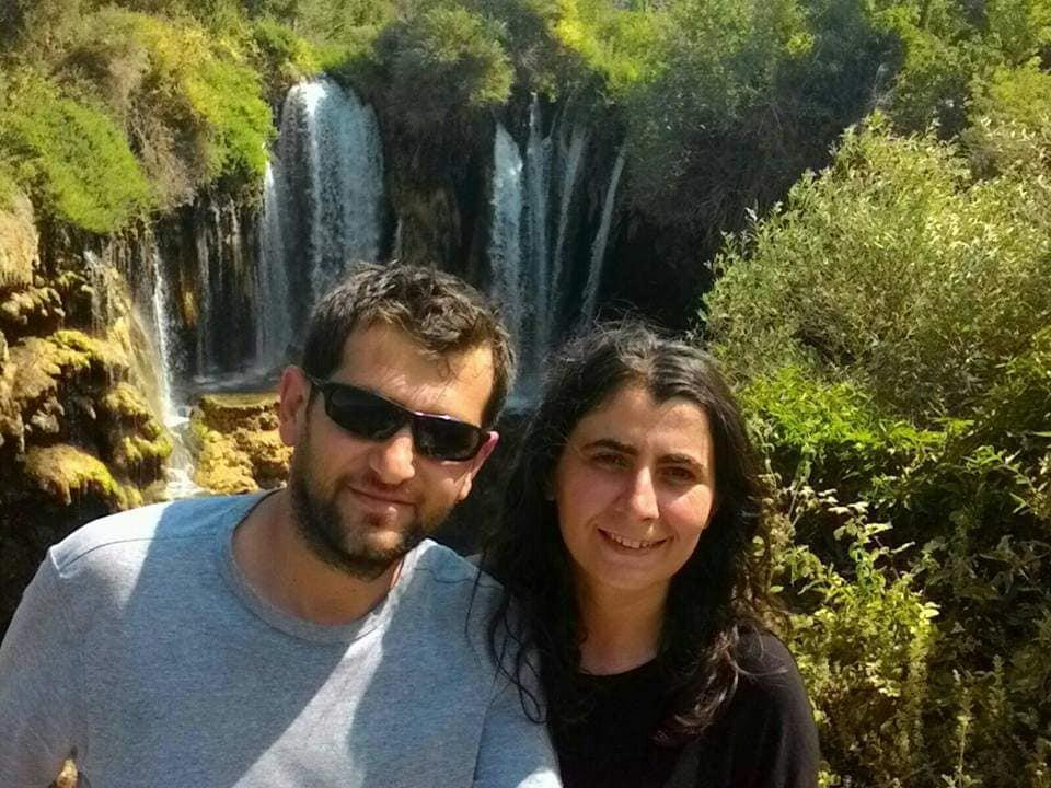 Kazada ölen öğretmen çift ile kızları toprağa verildi