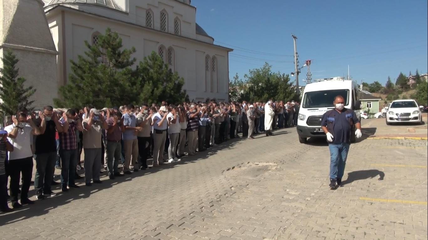 Kazada ölen öğretmen çift ile kızları toprağa verildi