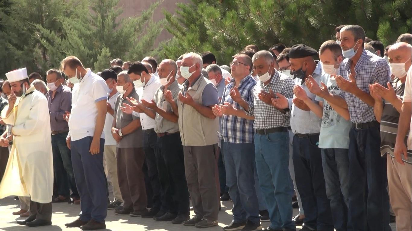 Kazada ölen öğretmen çift ile kızları toprağa verildi