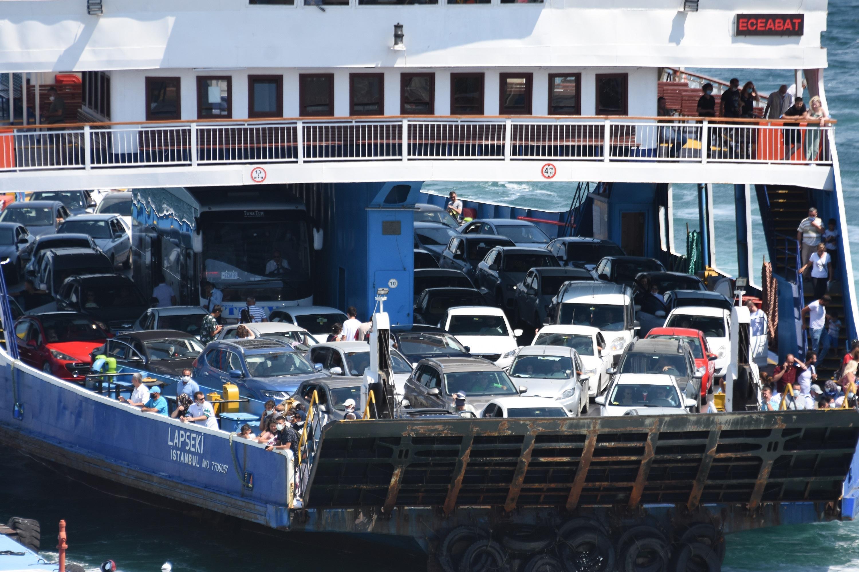 Çanakkale feribot iskelesinde tatilcilerin dönüş yoğunluğu sürüyor