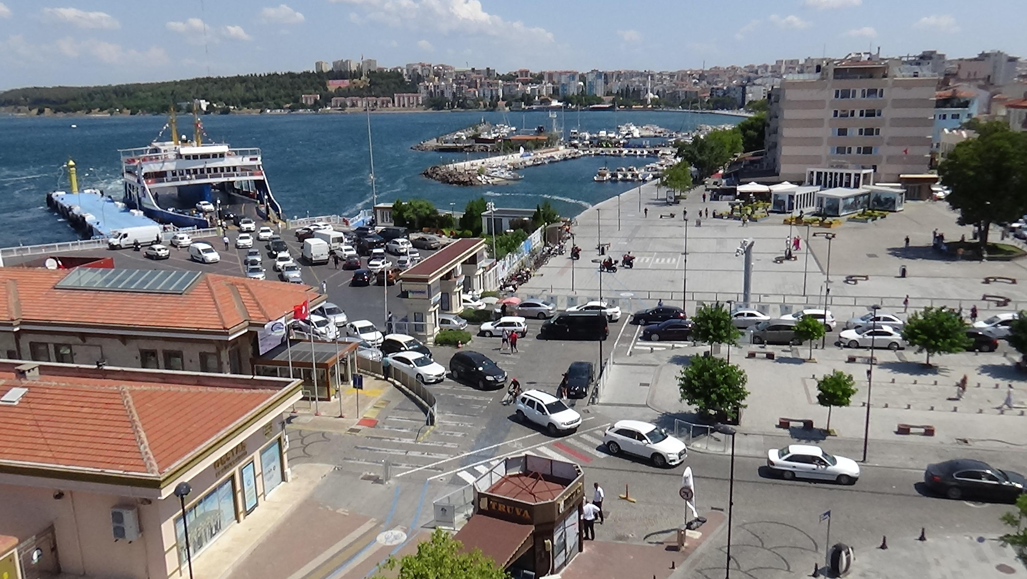 Çanakkale feribot iskelesinde tatilcilerin dönüş yoğunluğu sürüyor
