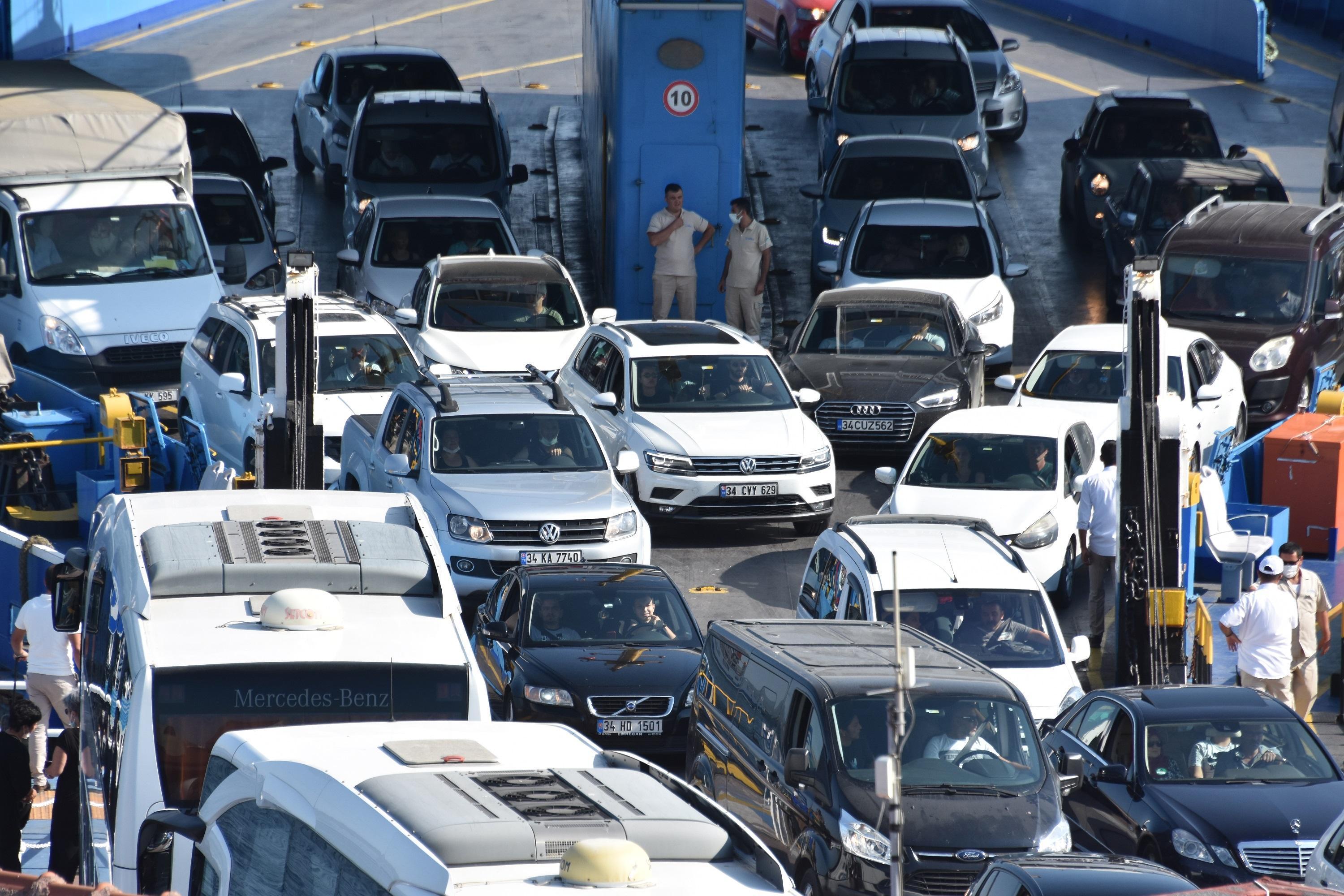 Çanakkale feribot iskelesinde tatilcilerin dönüş yoğunluğu sürüyor