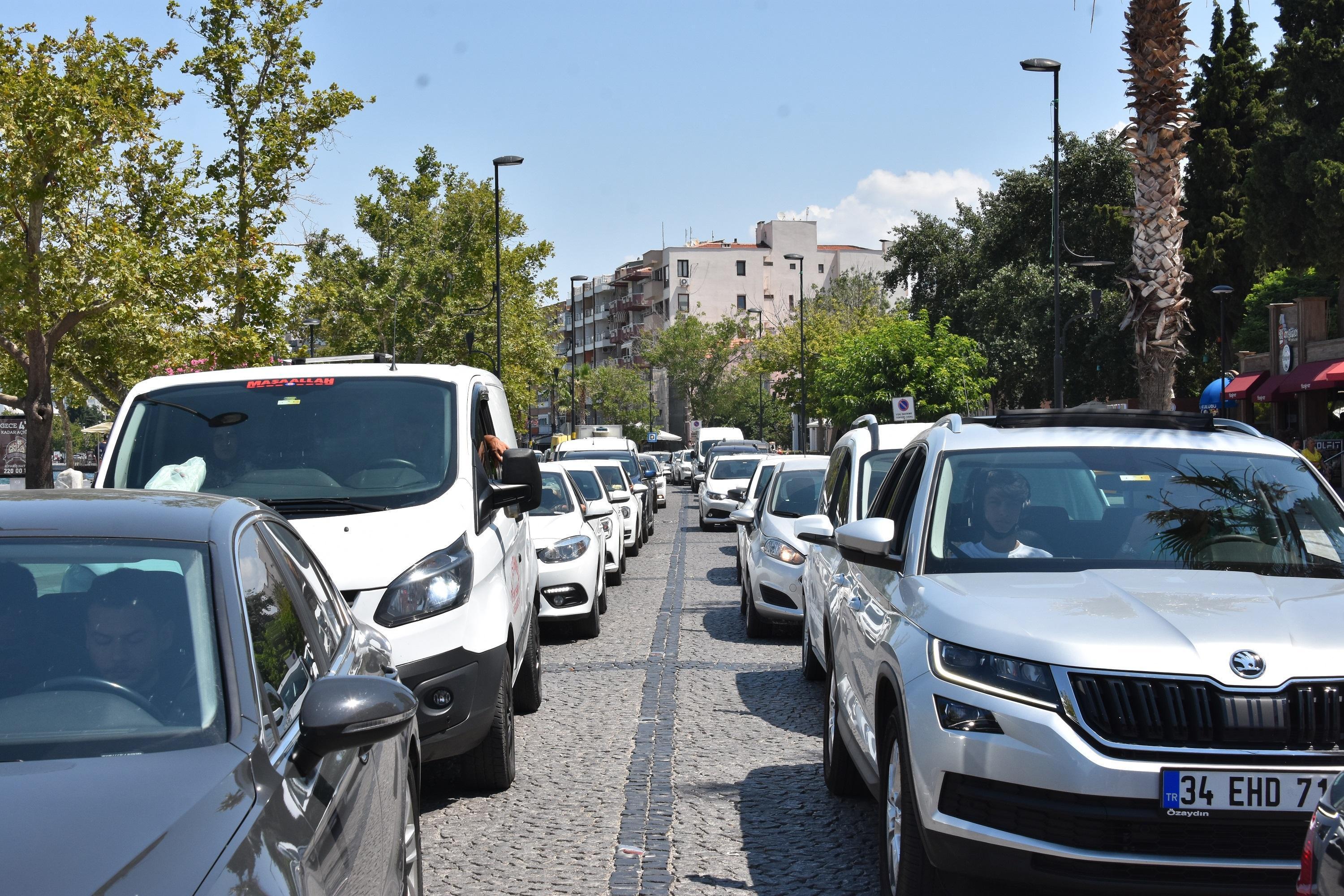 Çanakkale feribot iskelesinde tatilcilerin dönüş yoğunluğu sürüyor
