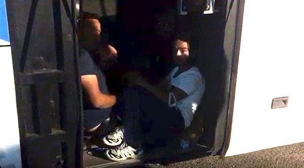 Yolcu otobüsünün bagajından 11 kaçak göçmen çıktı