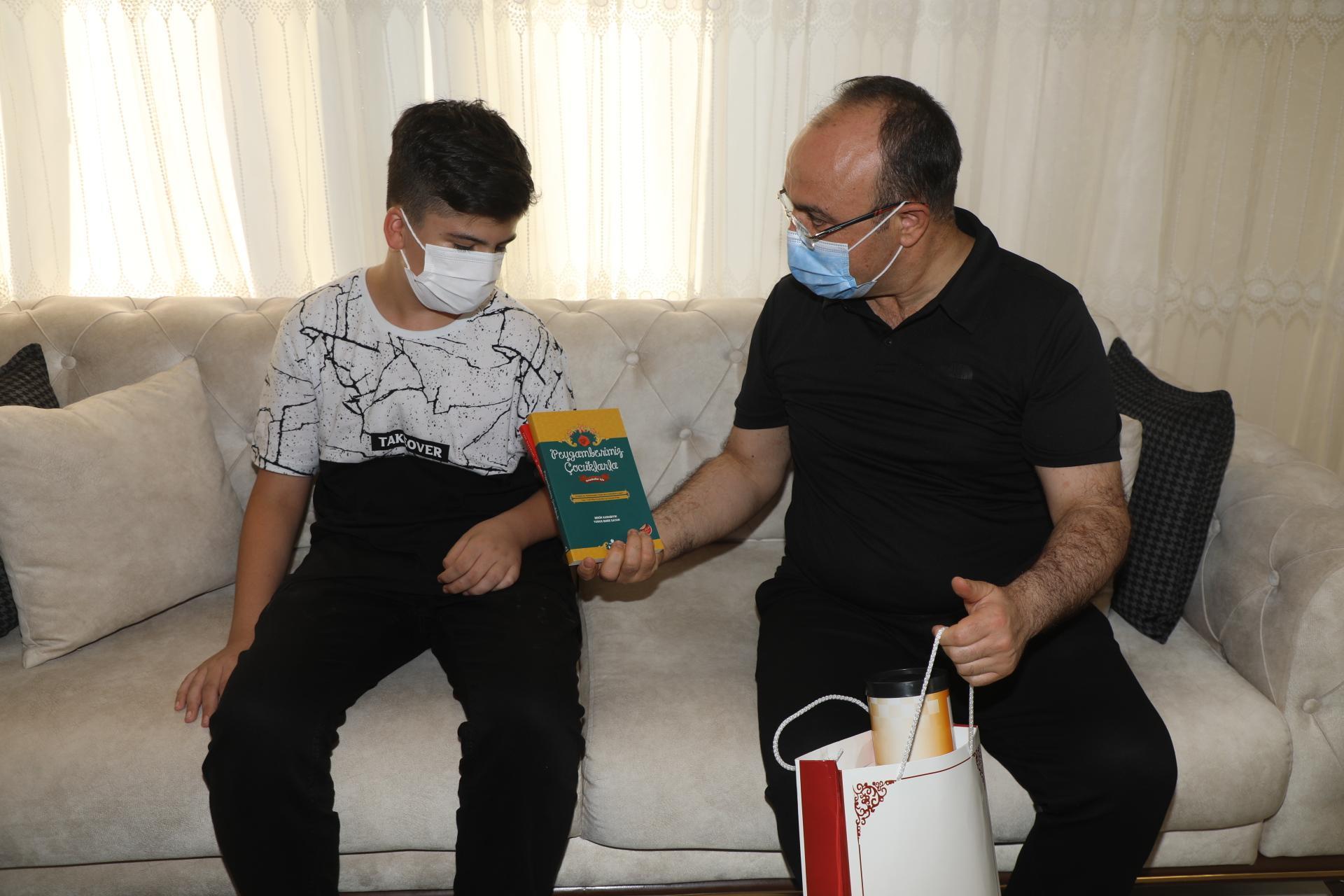 Vali Yırık, davetini kabul ettiği Miraçın evine misafir oldu
