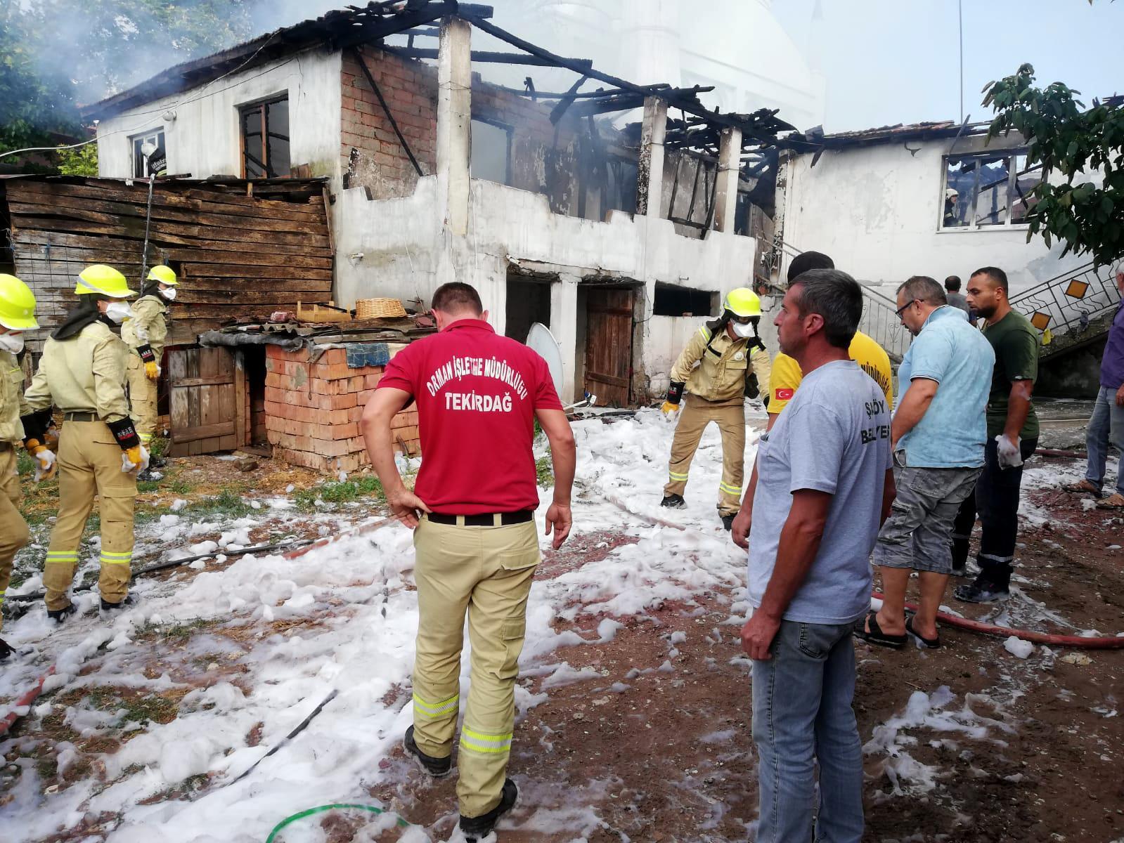 Şarköyde yanan 2 katlı ev kullanılamaz hale geldi