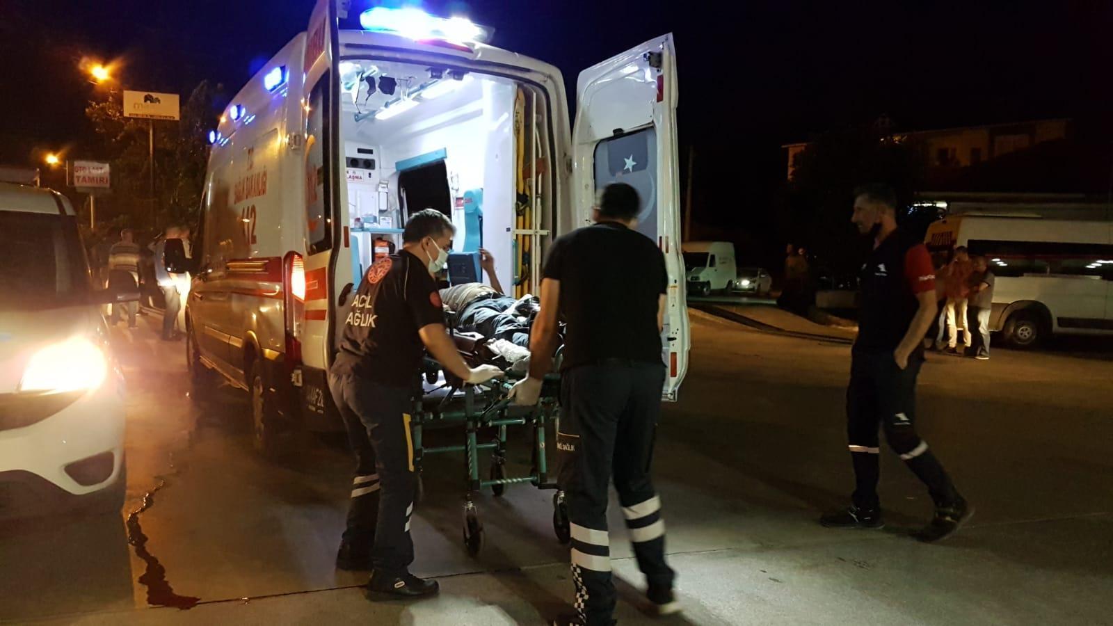 Takside tartışan 2 kişi birbirlerine şişe ve bıçakla saldırdı; o anlar kamerada