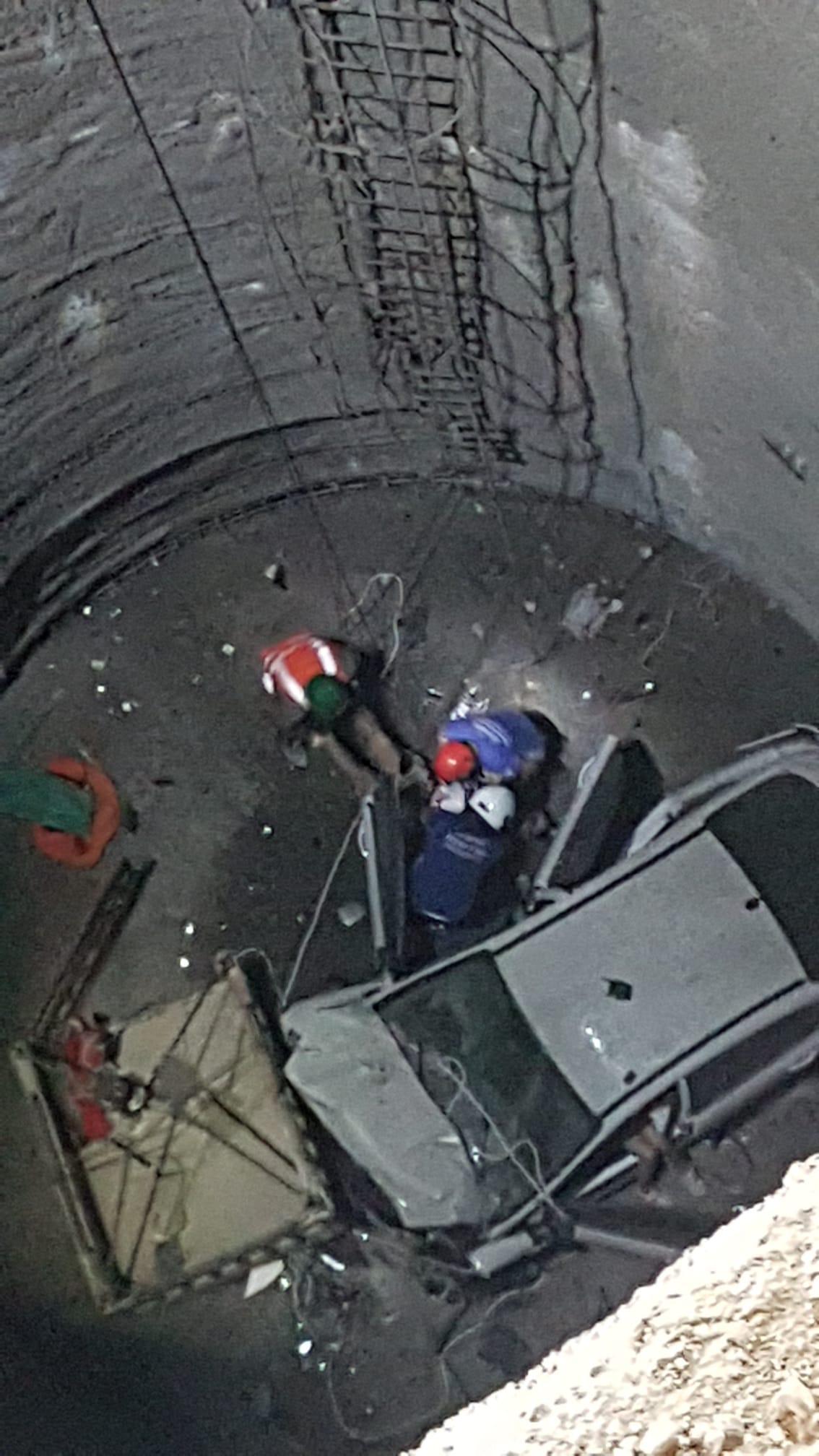 Otomobil 25 metre yüksekliğindeki metro inşaatına düştü: 1 ölü, 1 yaralı