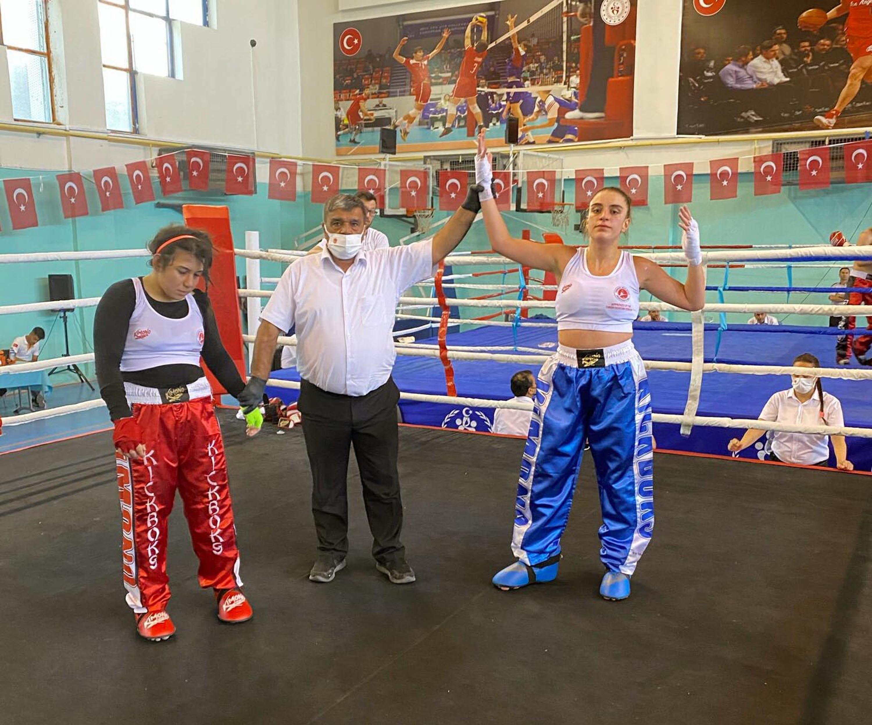 Kick boksta engel tanımayıp şampiyon oldular