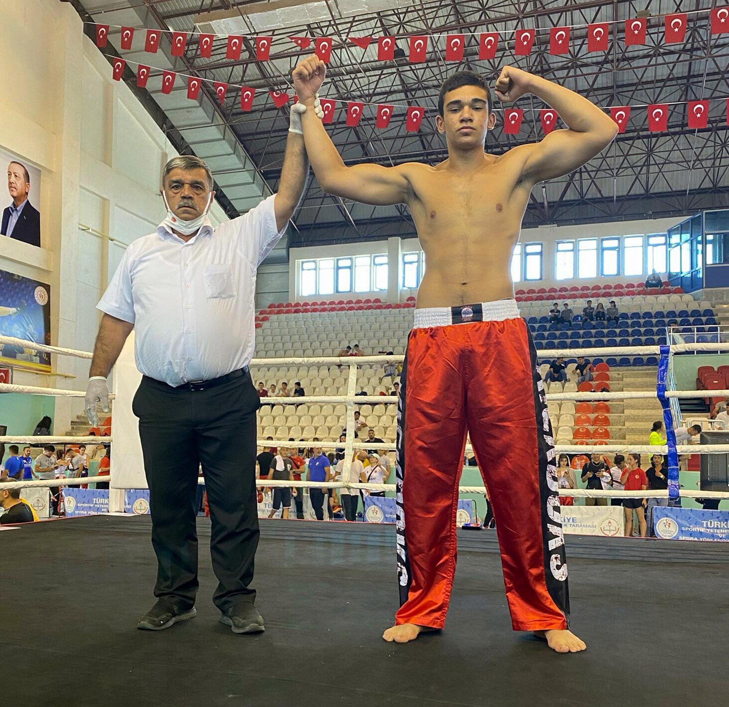 Kick boksta engel tanımayıp şampiyon oldular