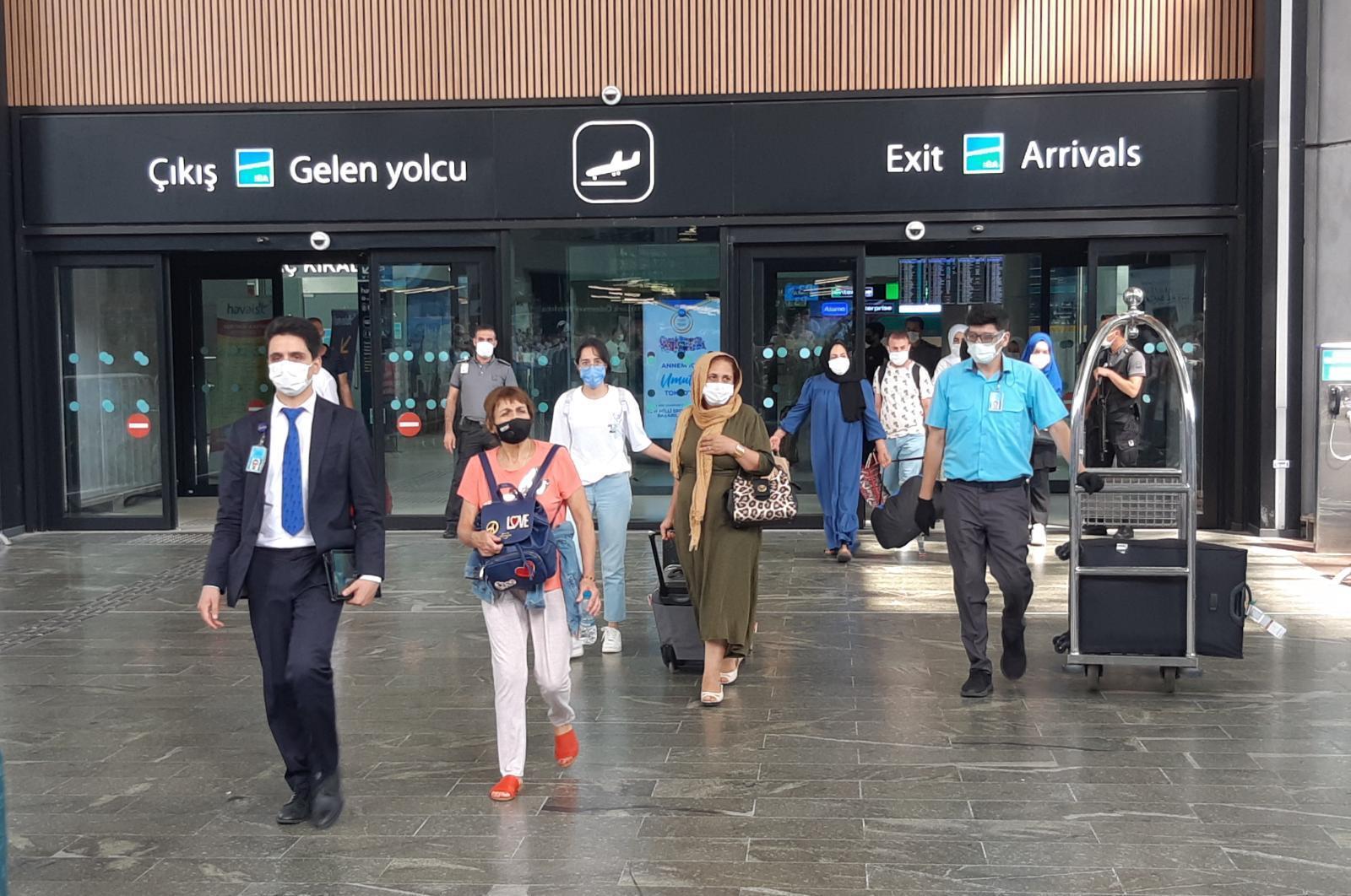 İstanbulun havalimanlarında bayram dönüşü yoğunluğu: En yüksek yolcu sayısına bugün ulaşılacak