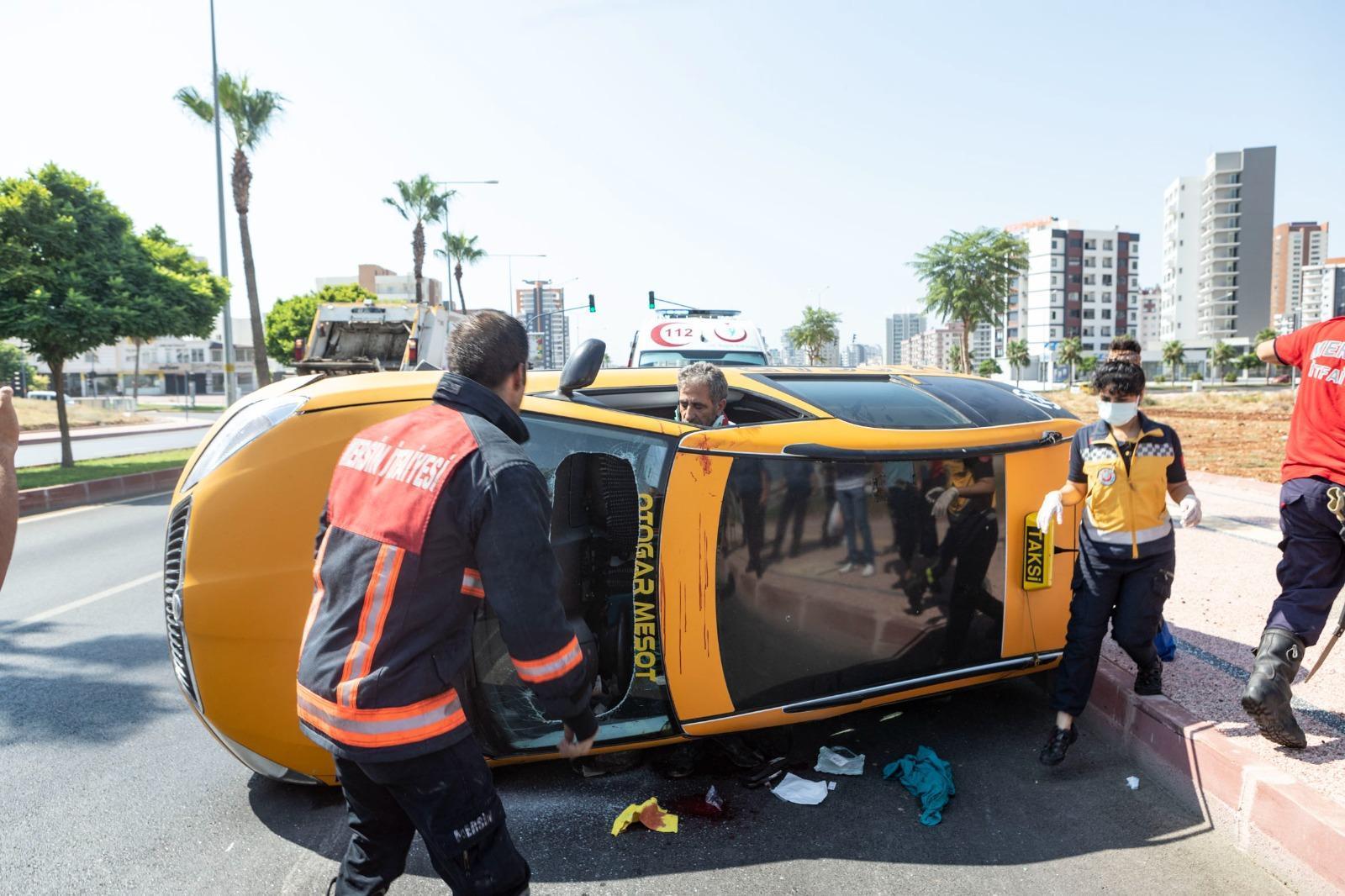 Devrilen taksinin şoförü ön cam kesilerek kurtarıldı