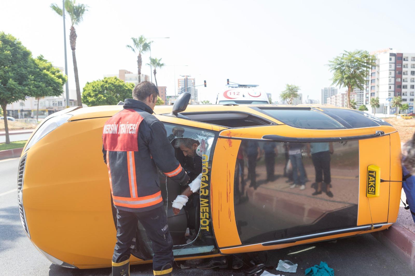 Devrilen taksinin şoförü ön cam kesilerek kurtarıldı