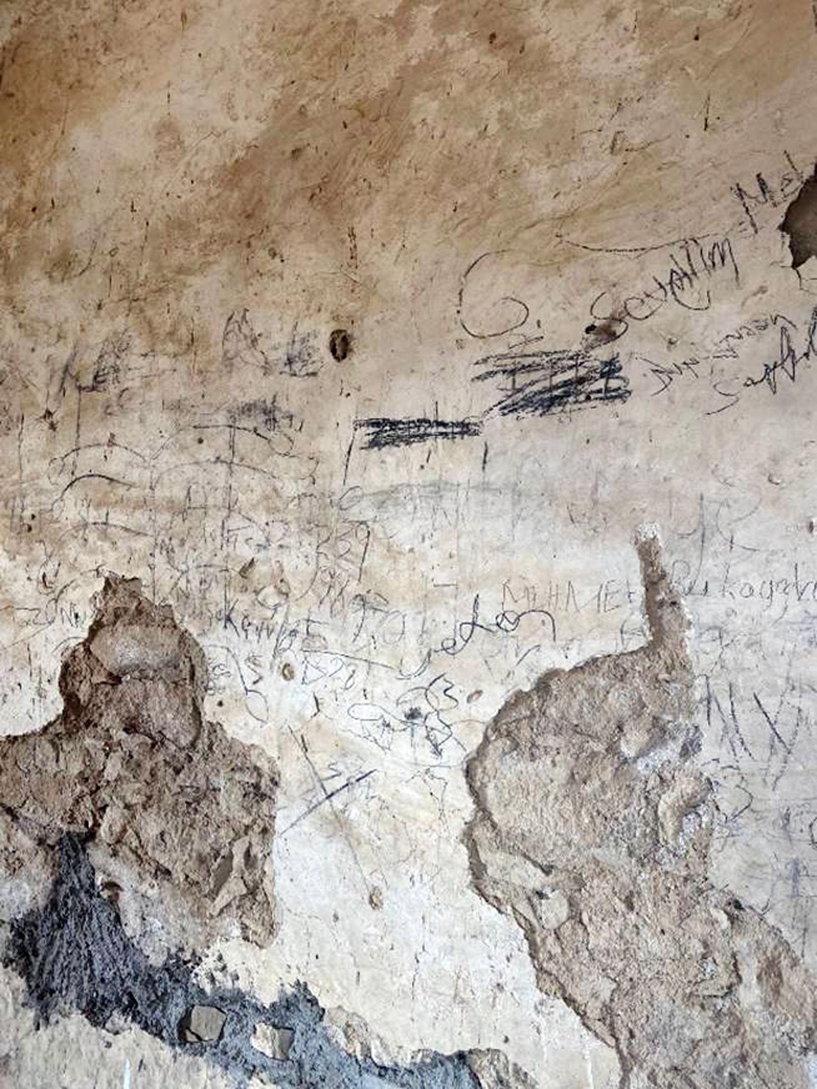 Tarihi caminin duvarlarında argo sözcükler