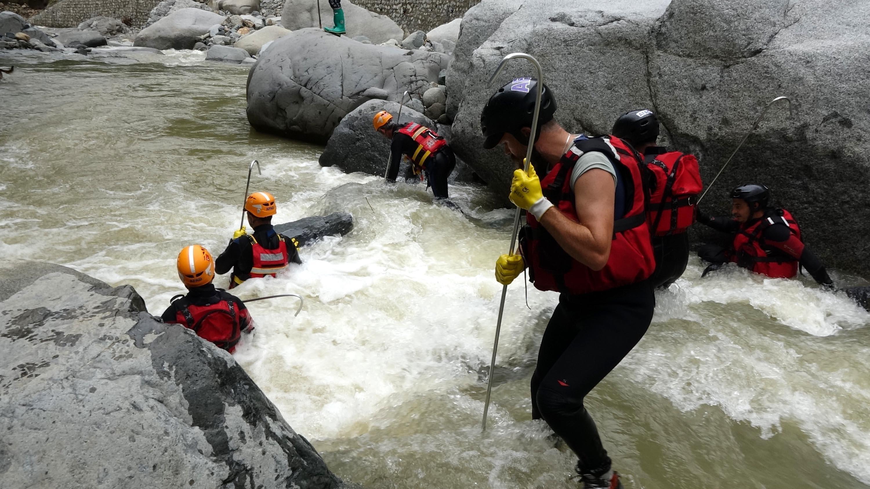 Rize ve Artvin’de selin izleri siliniyor, kayıp 3 kişi aranıyor