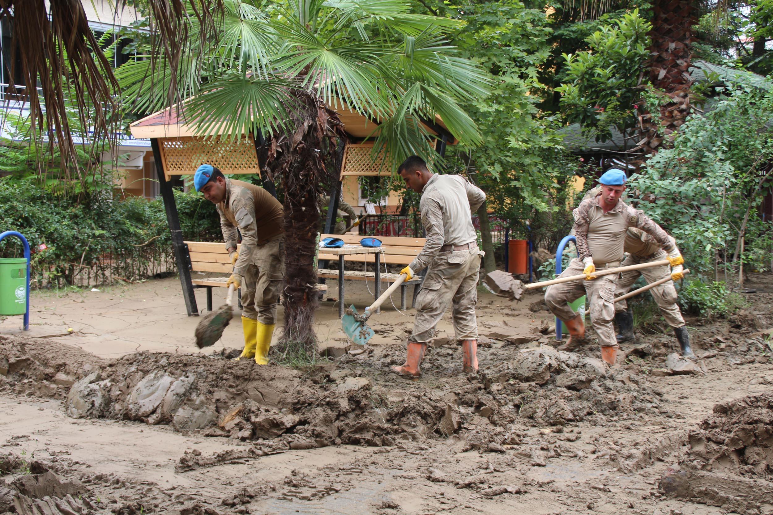 Rize ve Artvin’de selin izleri siliniyor, kayıp 3 kişi aranıyor