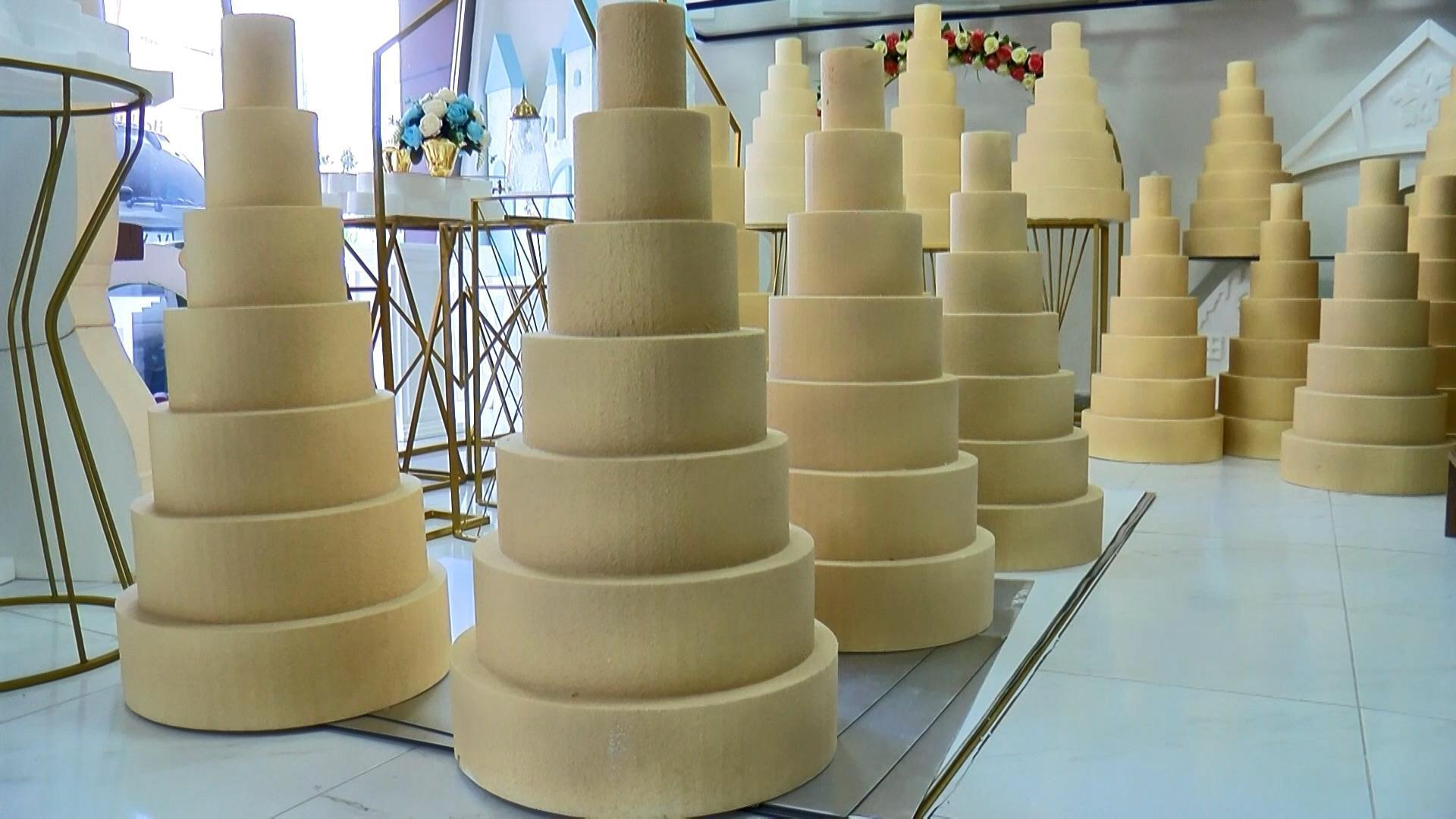 10 katlı maket düğün pastası, otomobilin tavanına konularak çalındı