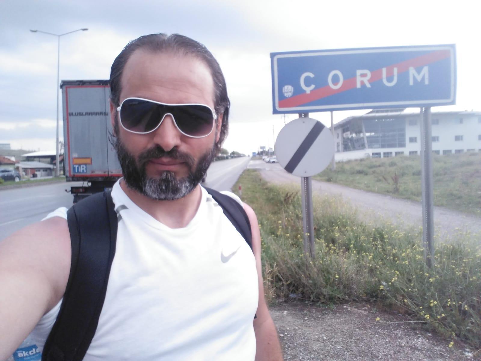 Kitap yazmak için yola çıktı, 210 günde yürüyerek 76 şehir gezdi