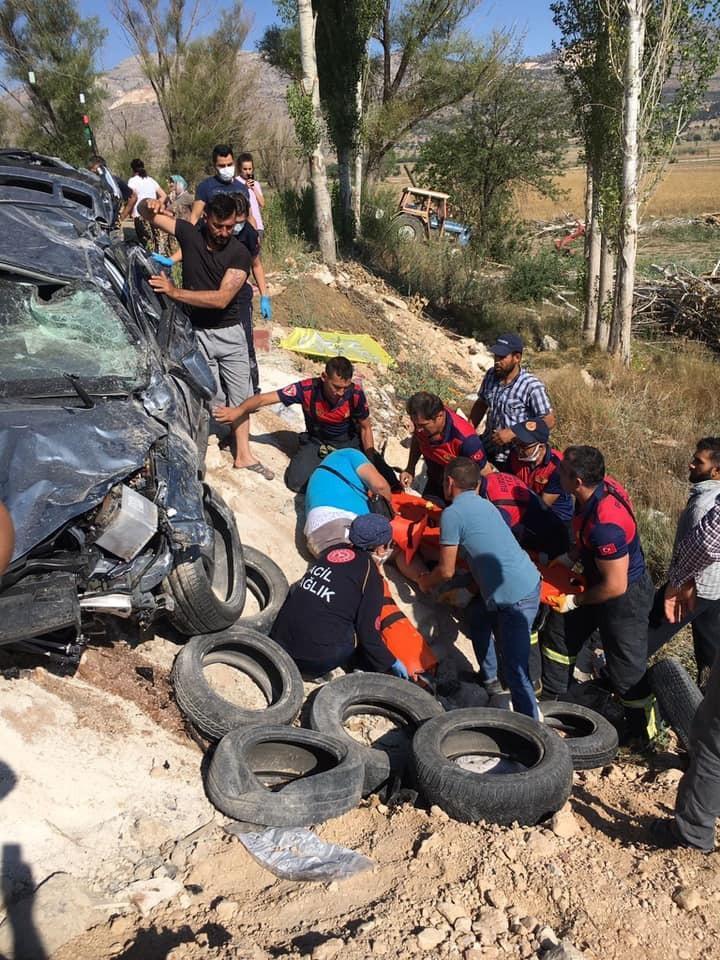 İstanbuldan Fethiyeye tatil yolunda kaza; 4 kişilik aile yaralı
