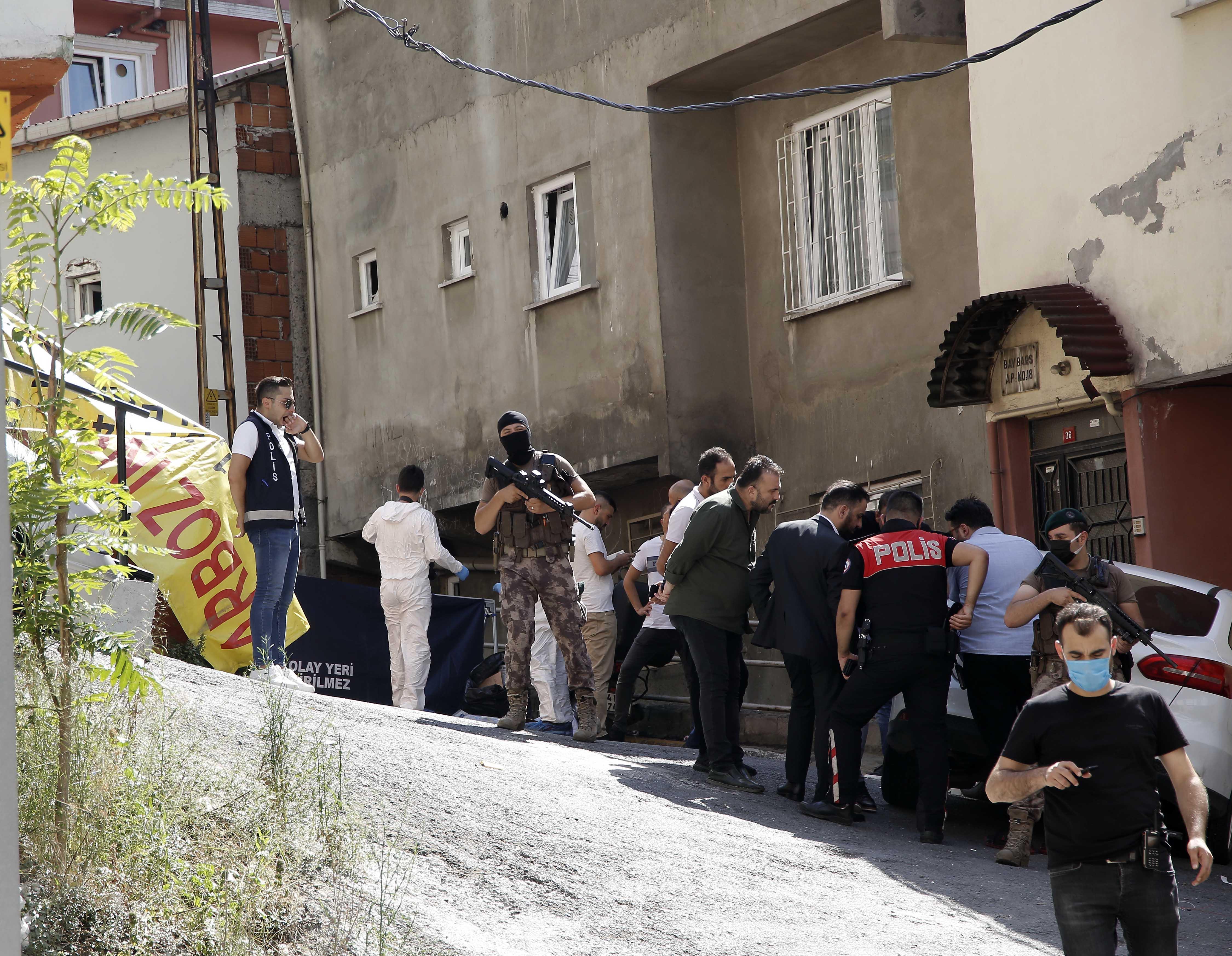 Beyoğlunda akrabalar arasında silahlı çatışma: 3 ölü, 3 yaralı