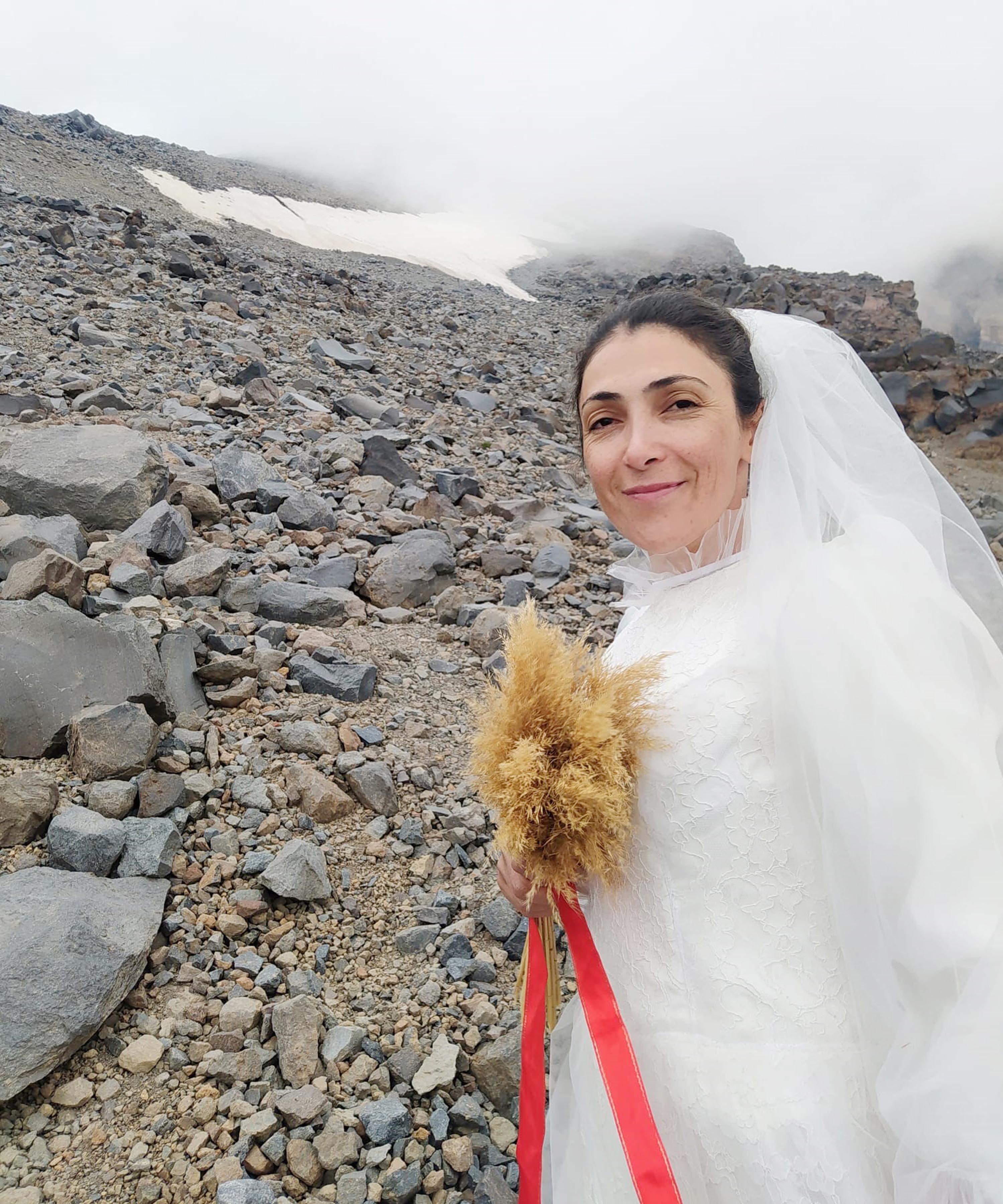 Kadın ve çocuğa şiddete dikkat çekmek için Ağrı Dağı ile evlendi