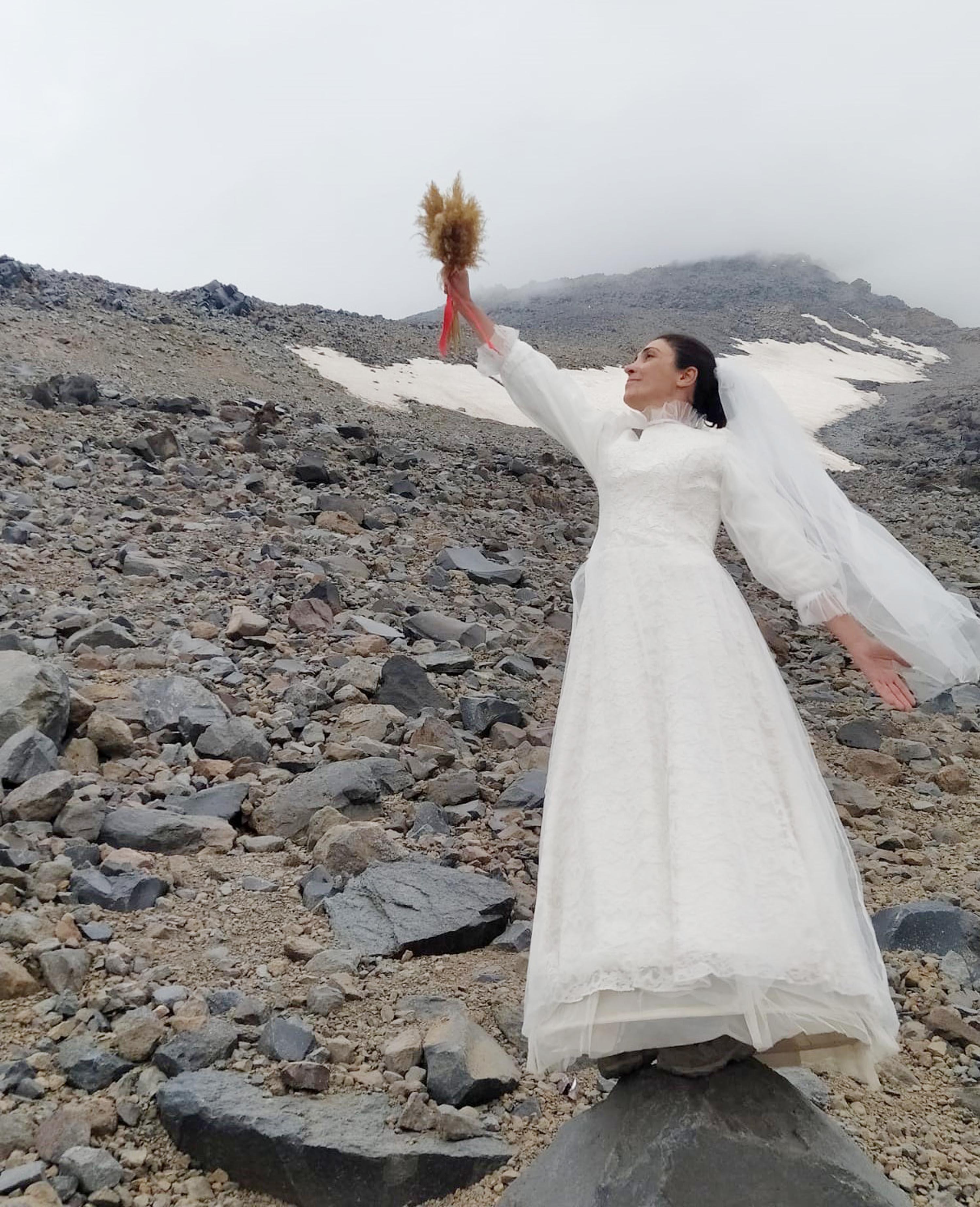 Kadın ve çocuğa şiddete dikkat çekmek için Ağrı Dağı ile evlendi