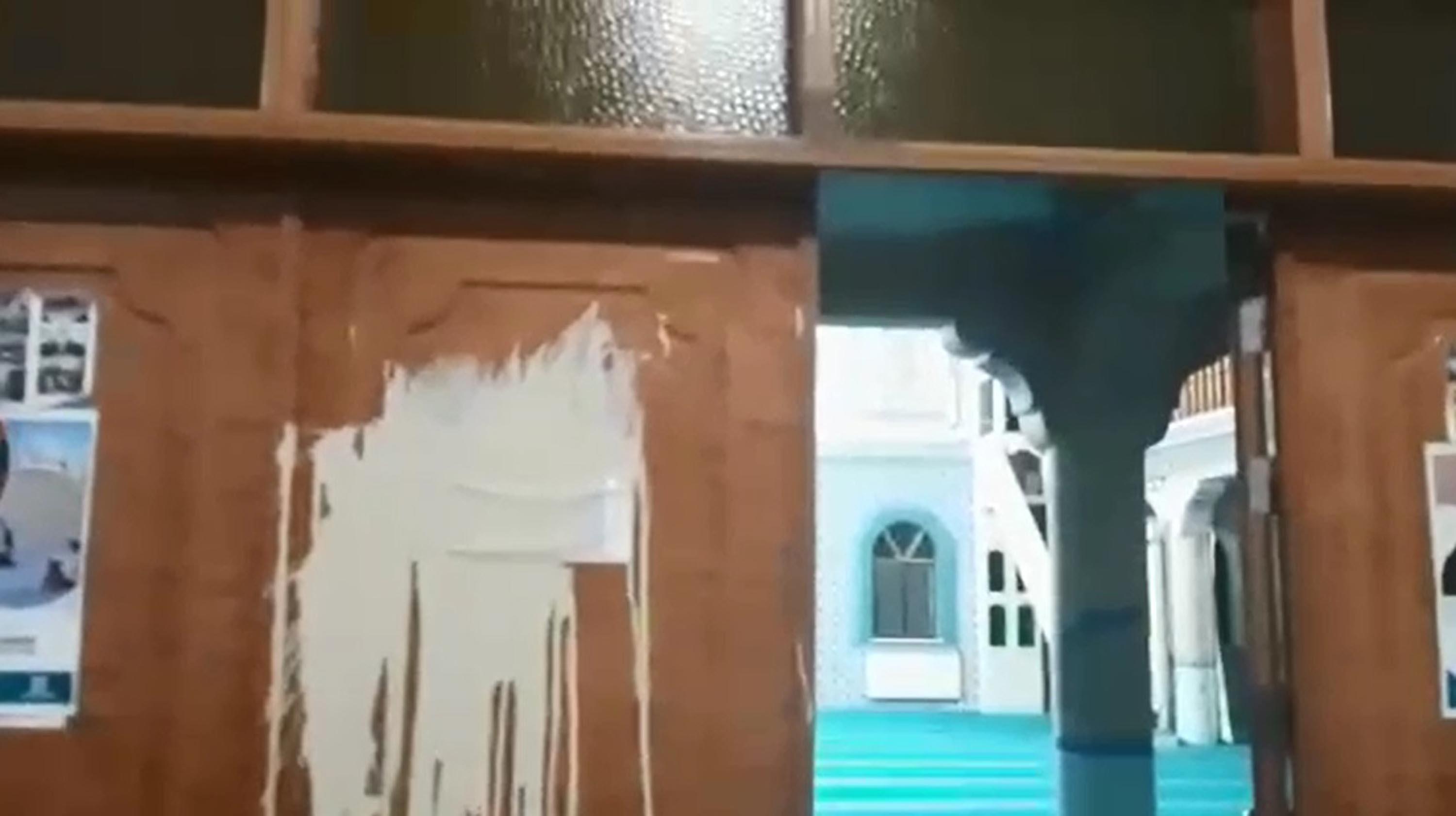 Denizlide camiyi boyayla tahrip ettiler