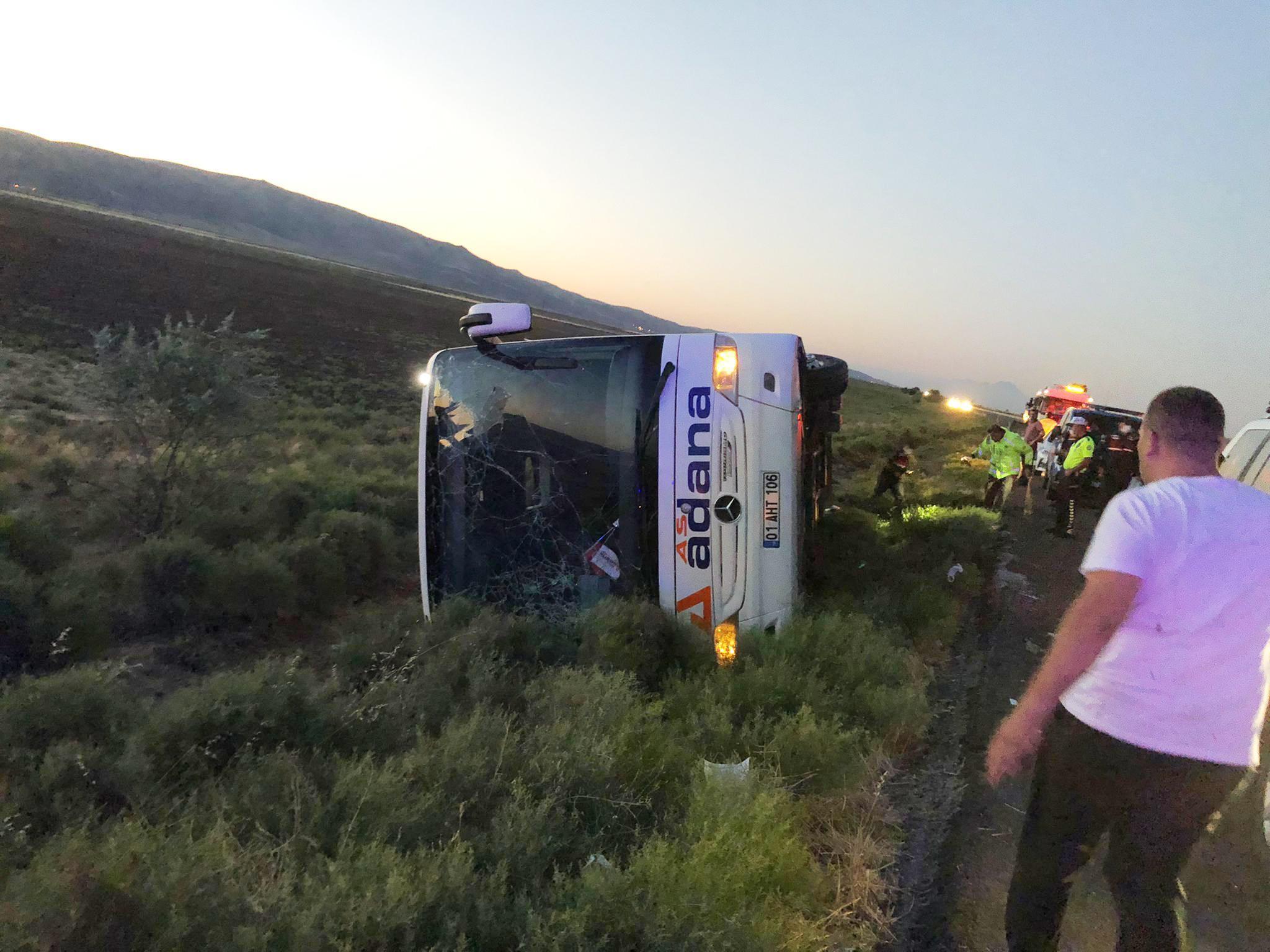 Aksarayda yolcu otobüsü devrildi: 22 yaralı