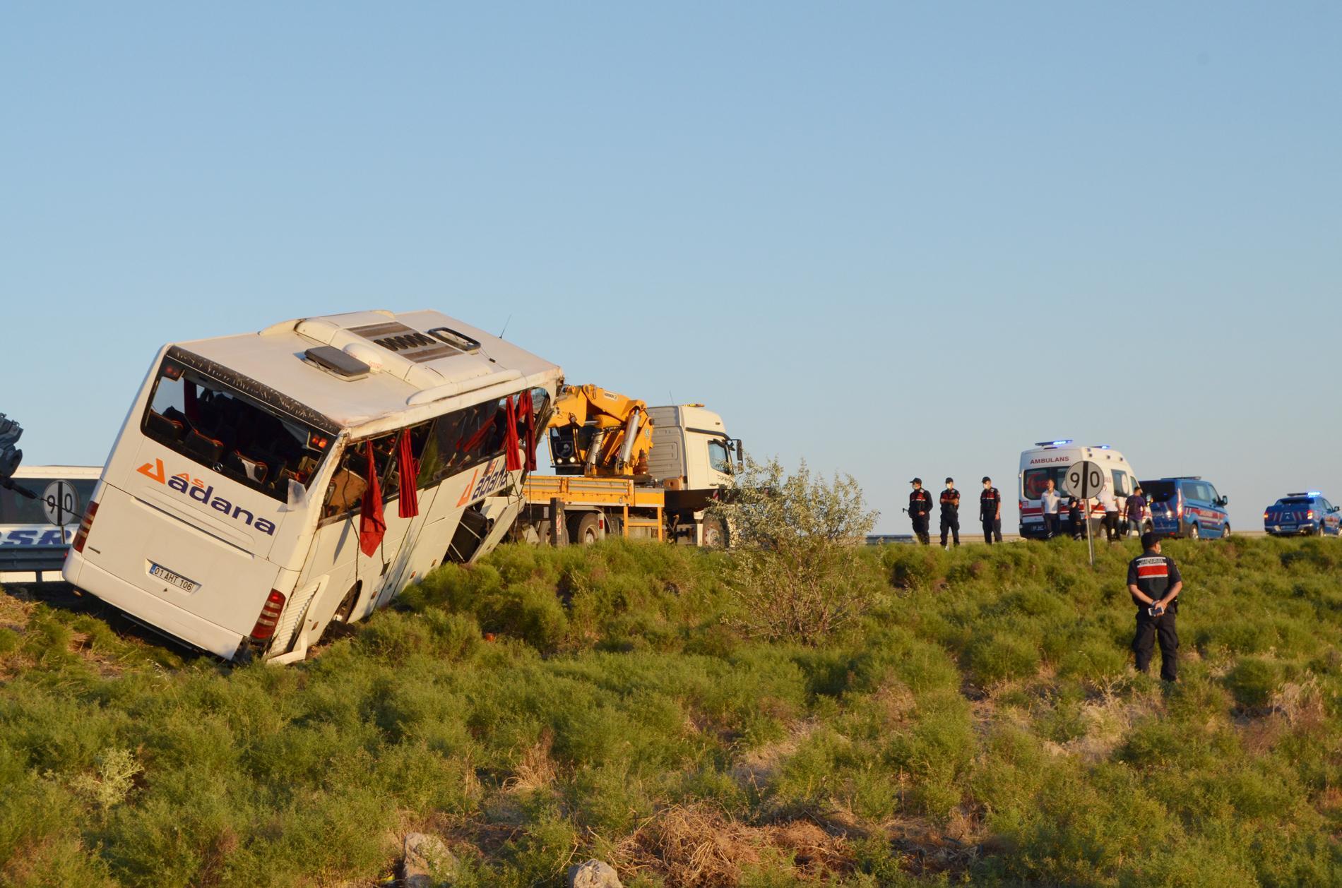 Aksarayda yolcu otobüsü devrildi: 22 yaralı