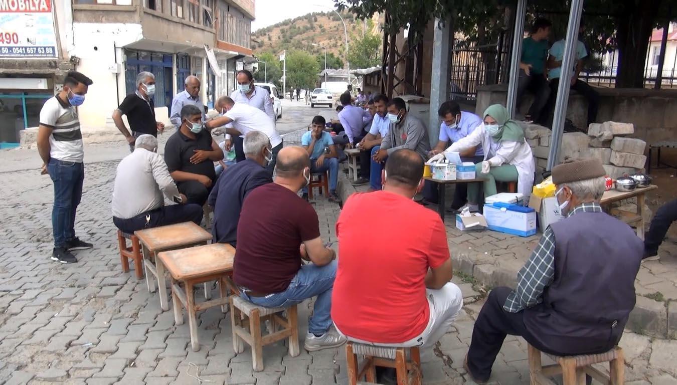 Muşta sağlıkçılar kahveleri gezerek aşı yaptı