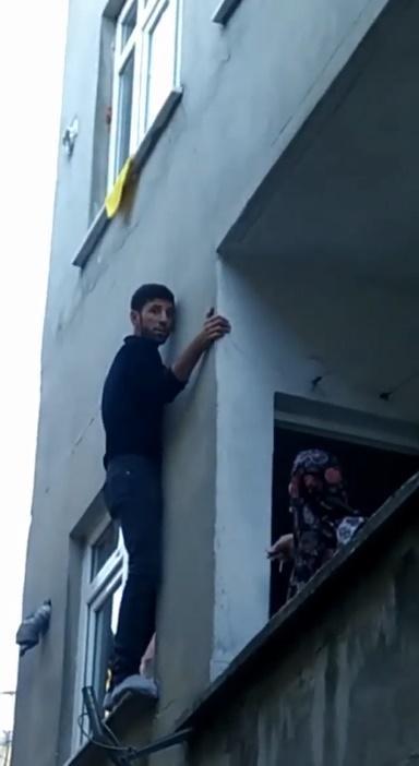 Sultangazide pencerede mahsur kalan hırsız, bina sakinlerine yalvardı