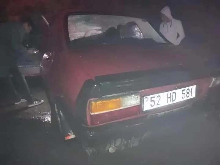 Üzerine taş düşen otomobille duvara çarptığı kazada öldü