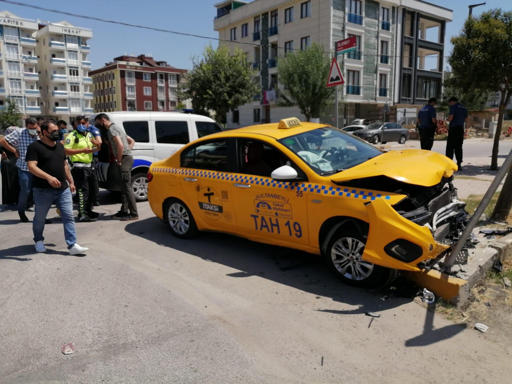 Sultanbeylide otomobil ile taksi çarpıştı: 2 yaralı