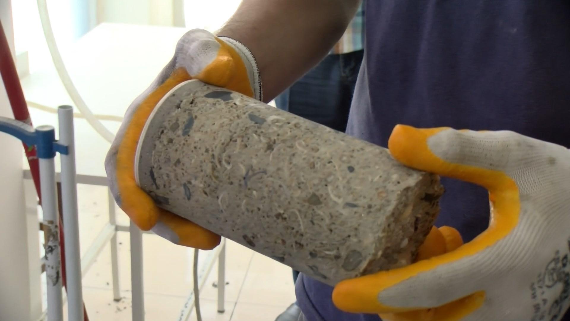 Güngörende tahliye edilen binanın betonundan deniz kumu çıktı