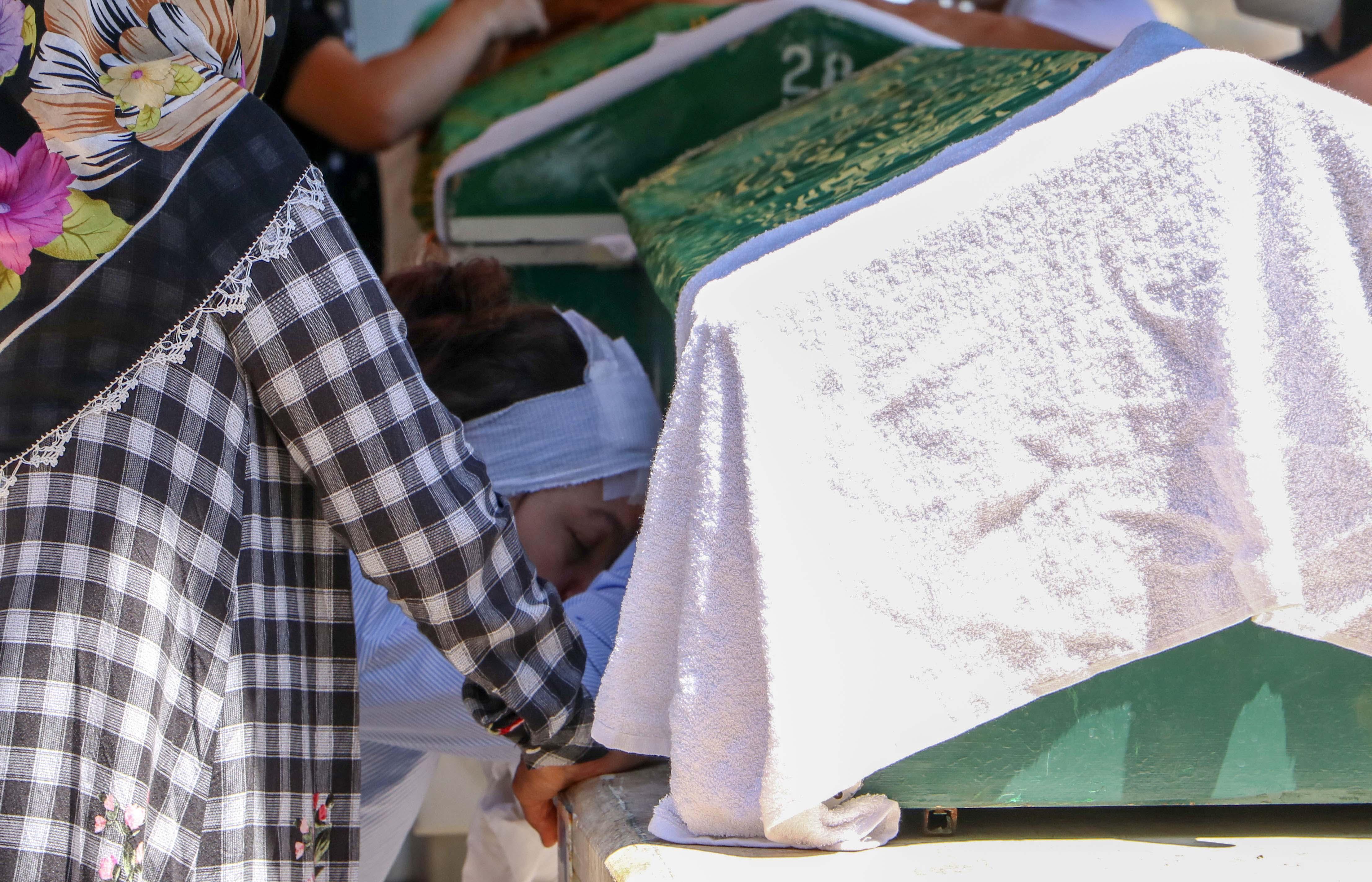 Başı sargılı şekilde, eşinin tabutu başında gözyaşı döktü