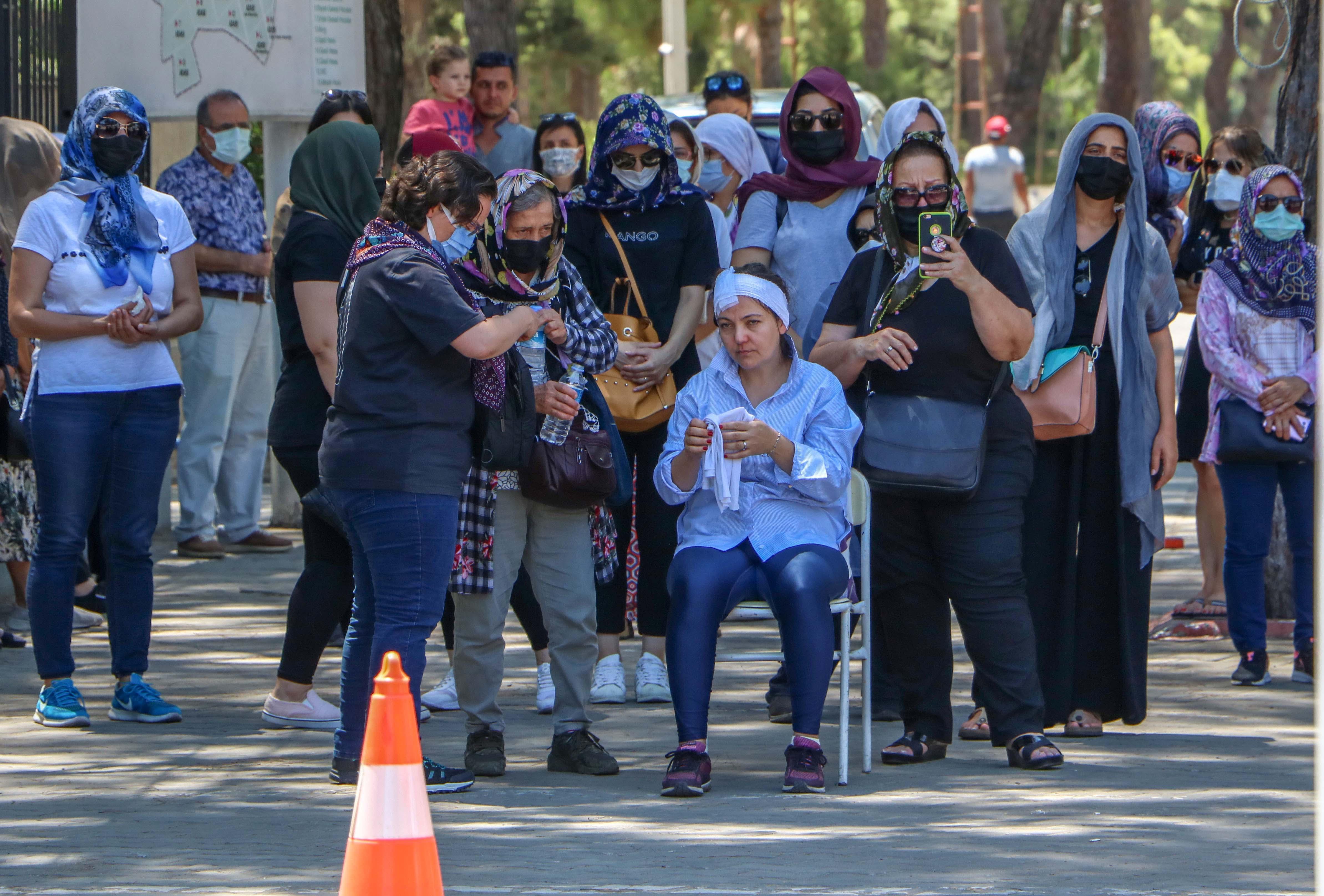 Başı sargılı şekilde, eşinin tabutu başında gözyaşı döktü