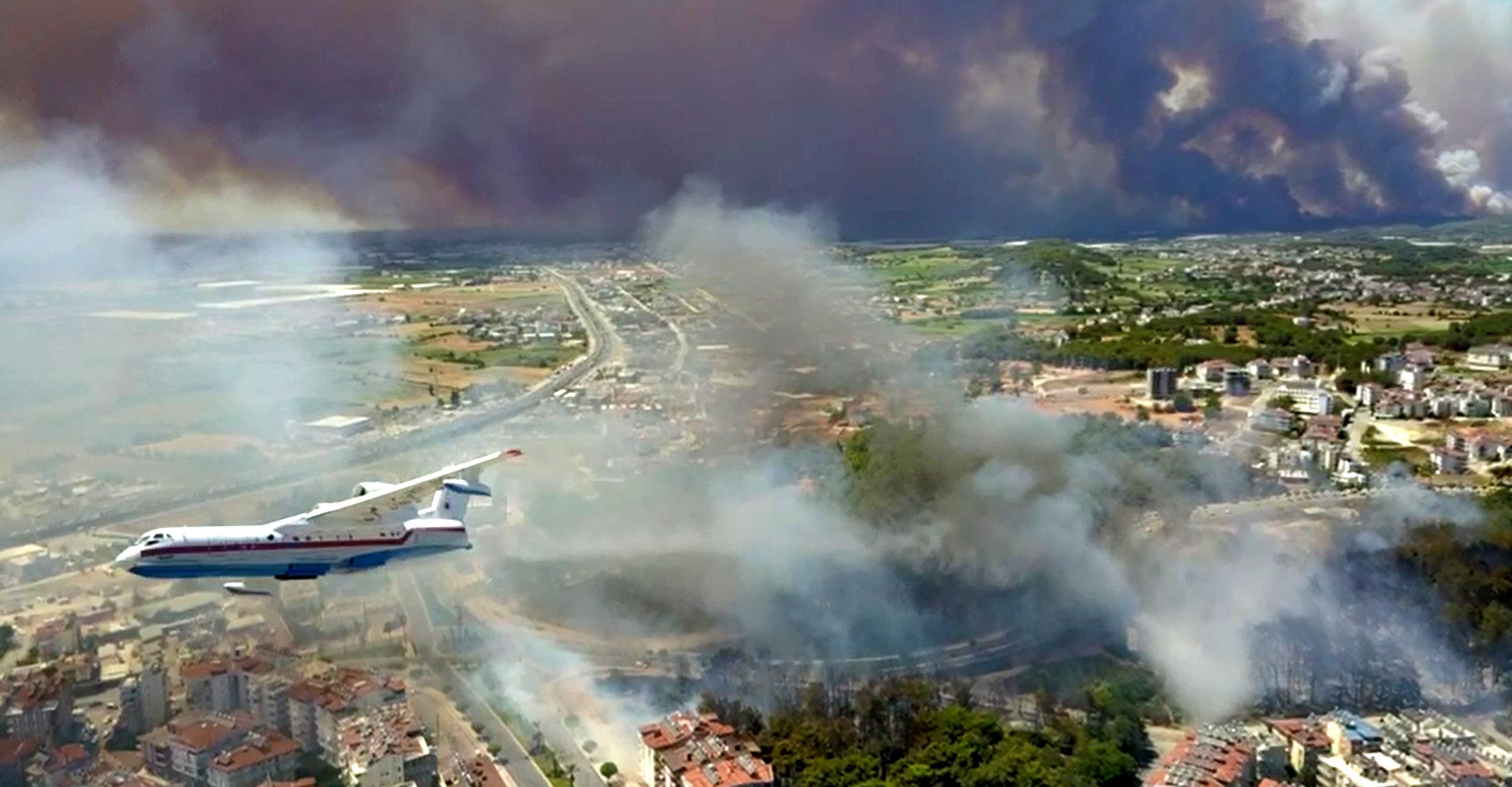 Wildfire at four different points in Manavgat
