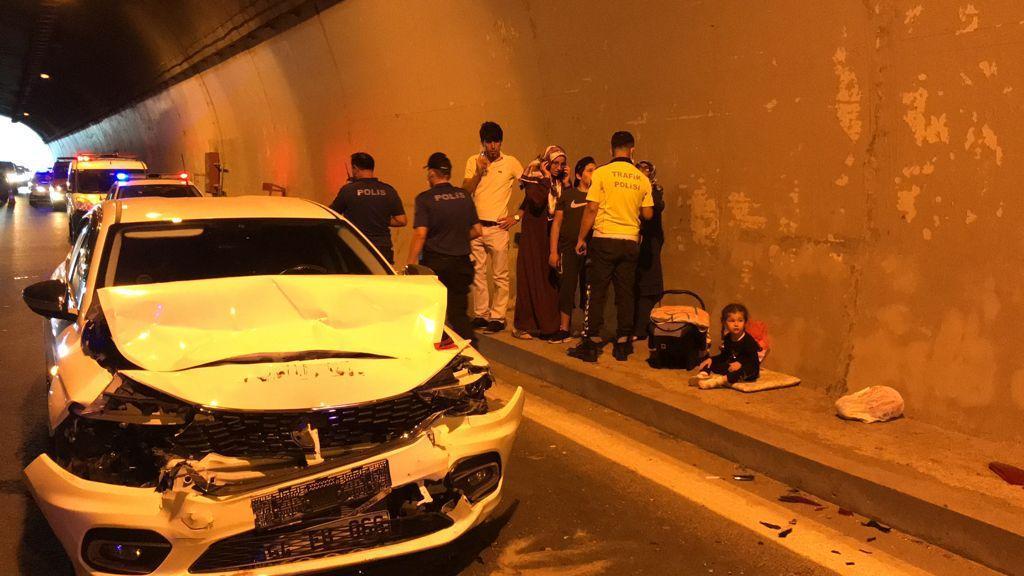 Zincirleme kazada 5 kişi yaralandı, araçlardakiler tünelde oturdu