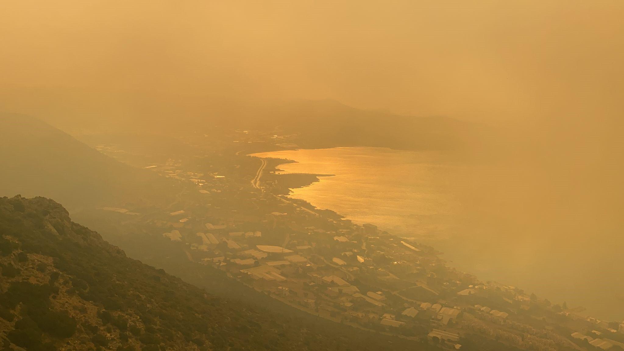 Mersindeki orman yangını ilçe merkezine yaklaştı