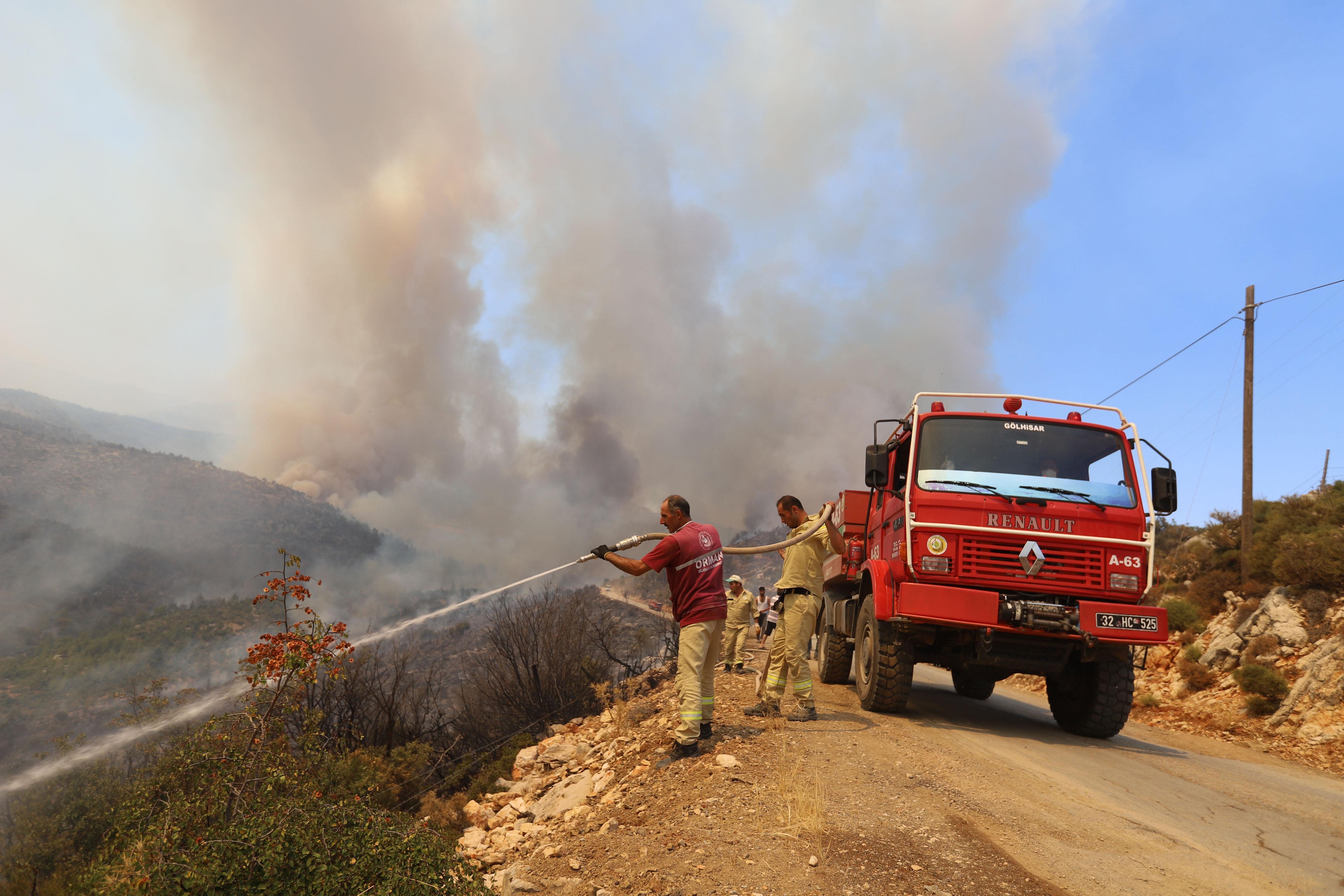 Mersindeki orman yangını ilçe merkezine yaklaştı