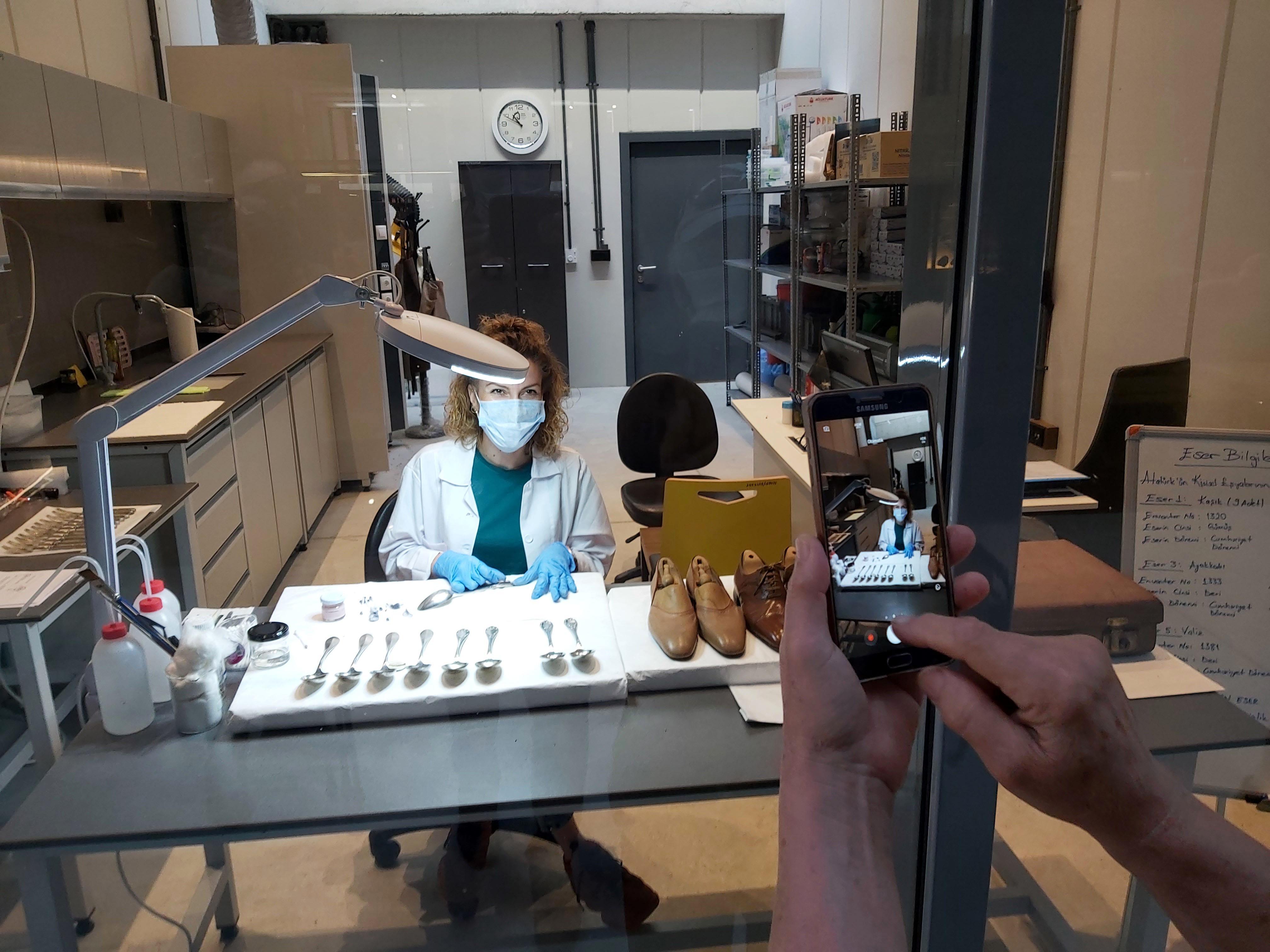 Atatürkün kişisel eşyalarının konservasyon çalışmalarını izlediler