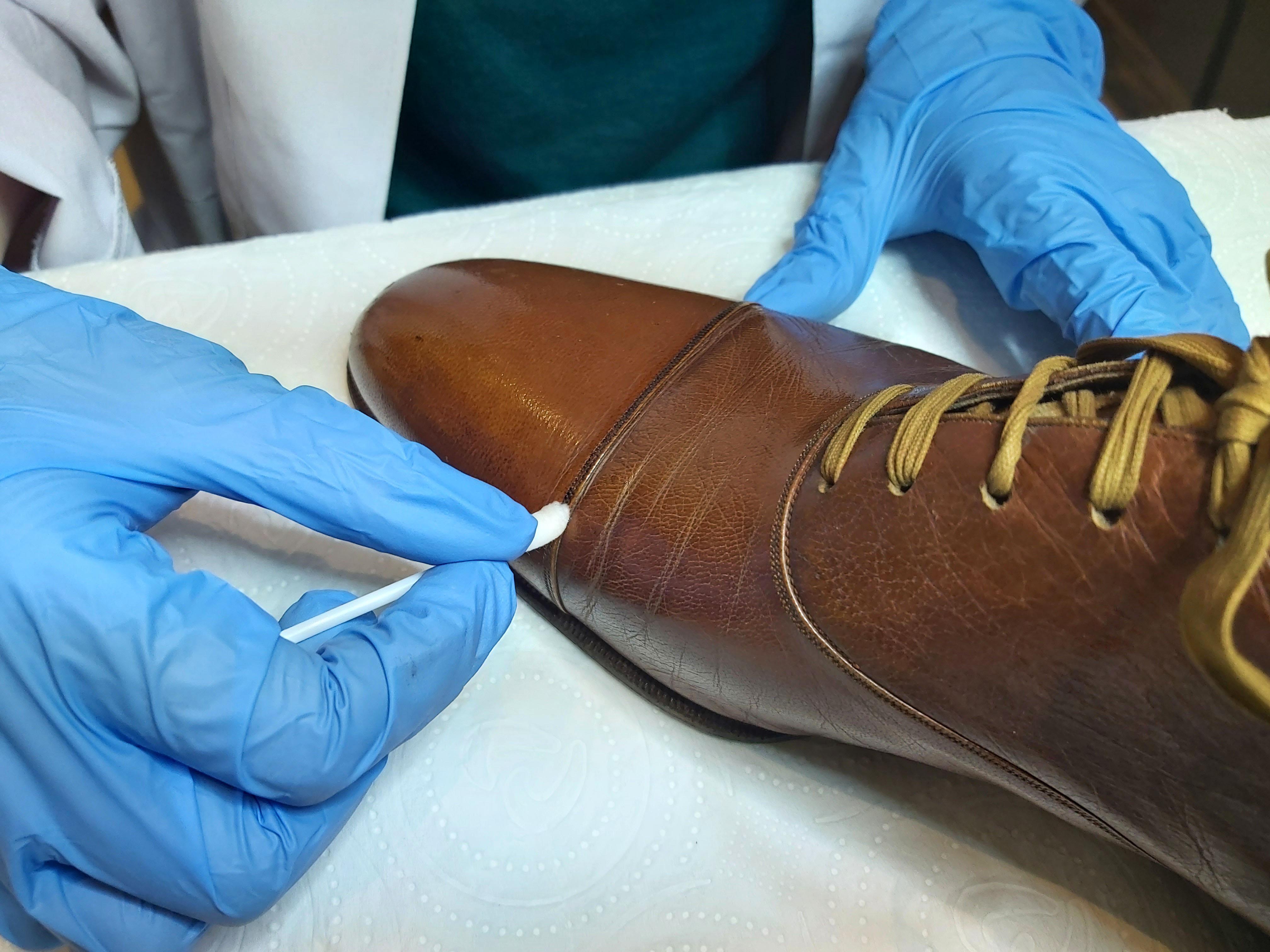 Atatürkün kişisel eşyalarının konservasyon çalışmalarını izlediler