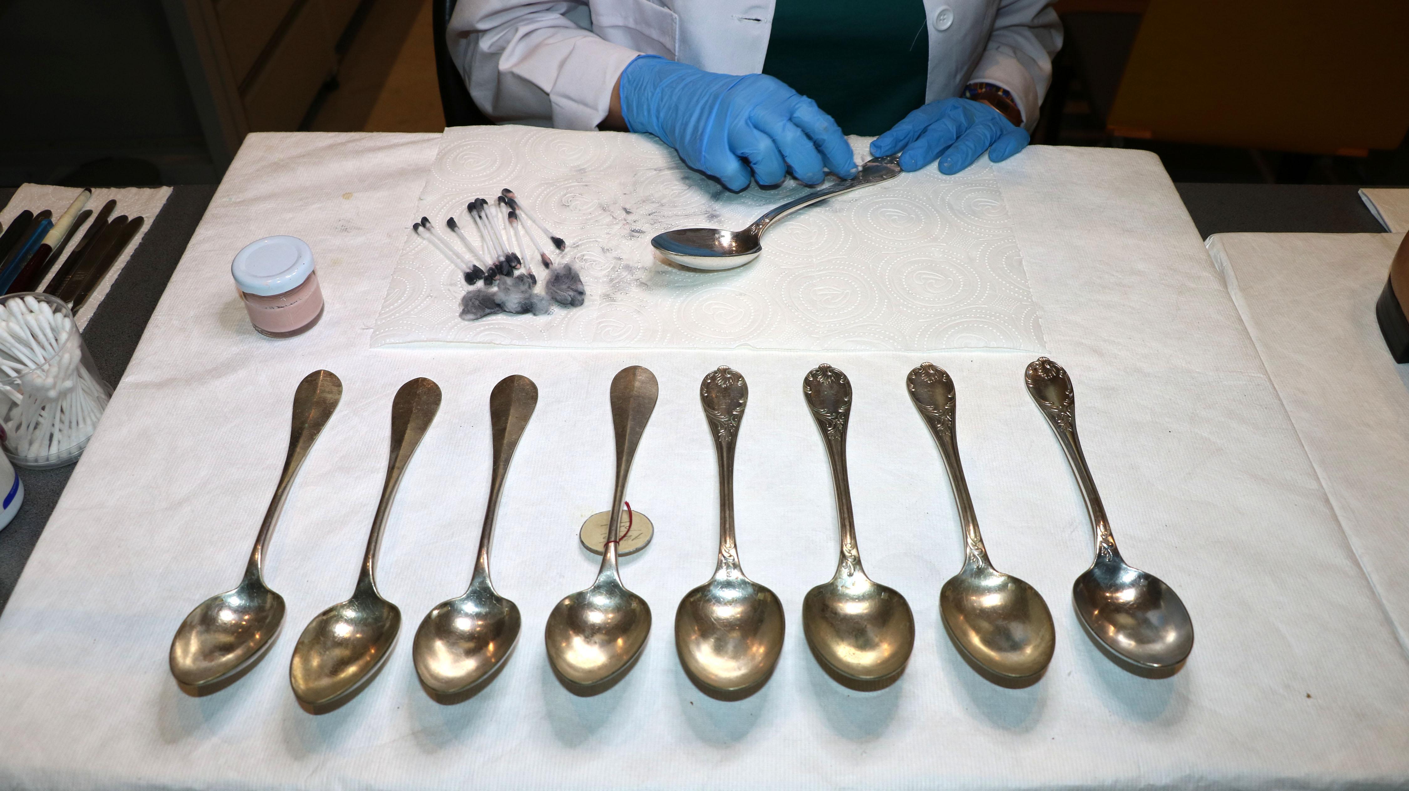 Atatürkün kişisel eşyalarının konservasyon çalışmalarını izlediler