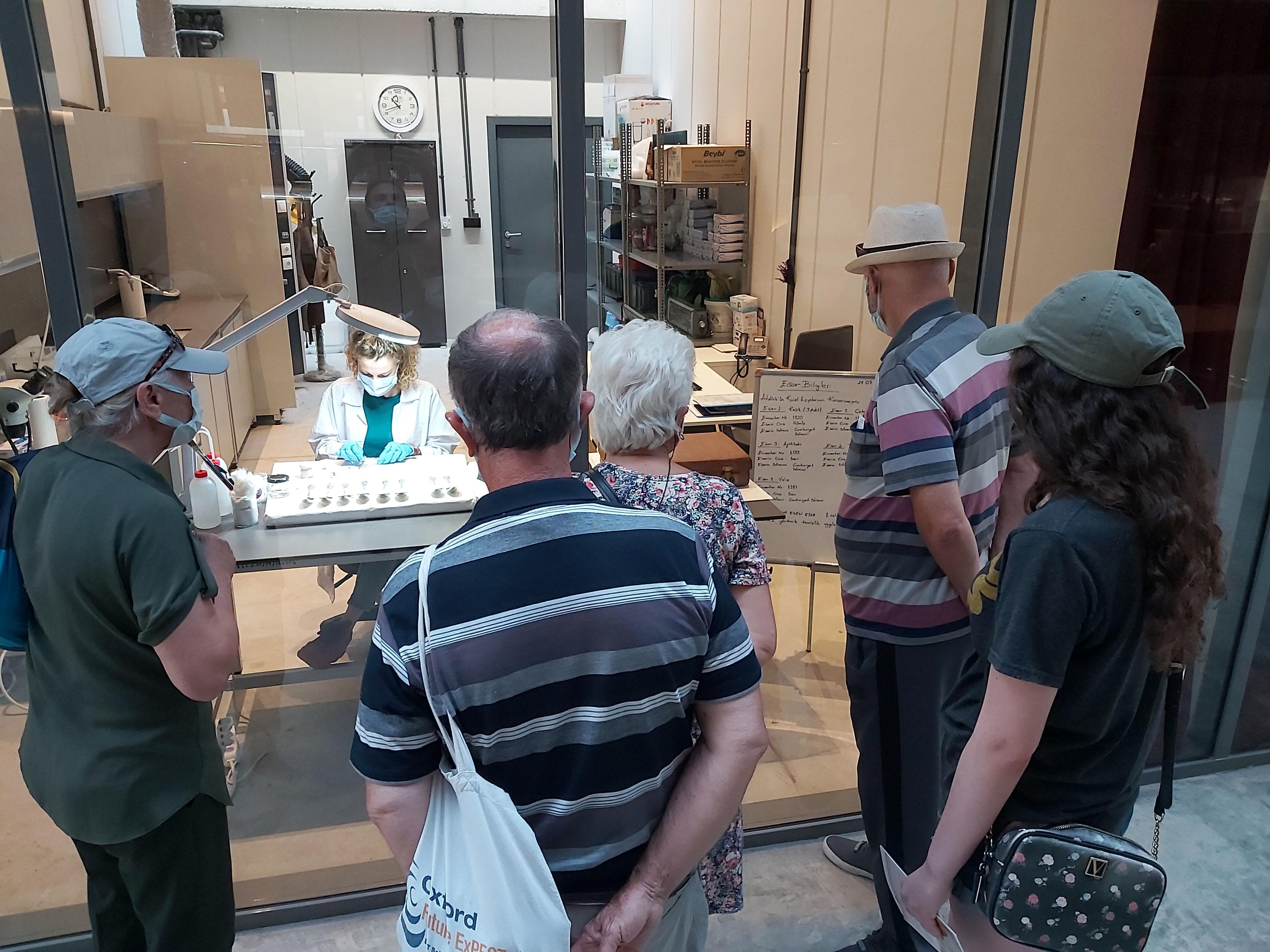 Atatürkün kişisel eşyalarının konservasyon çalışmalarını izlediler