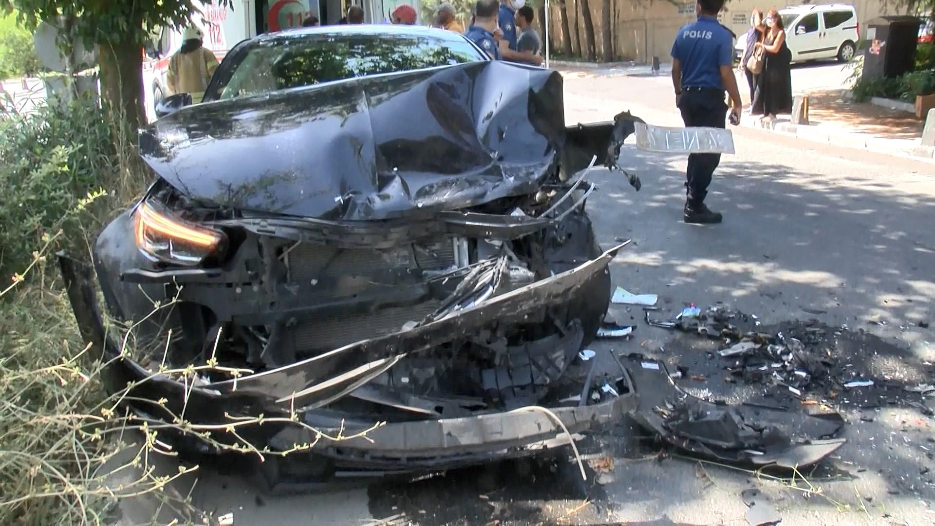 Sarıyerde otomobiller kafa kafaya çarpıştı: 4 yaralı