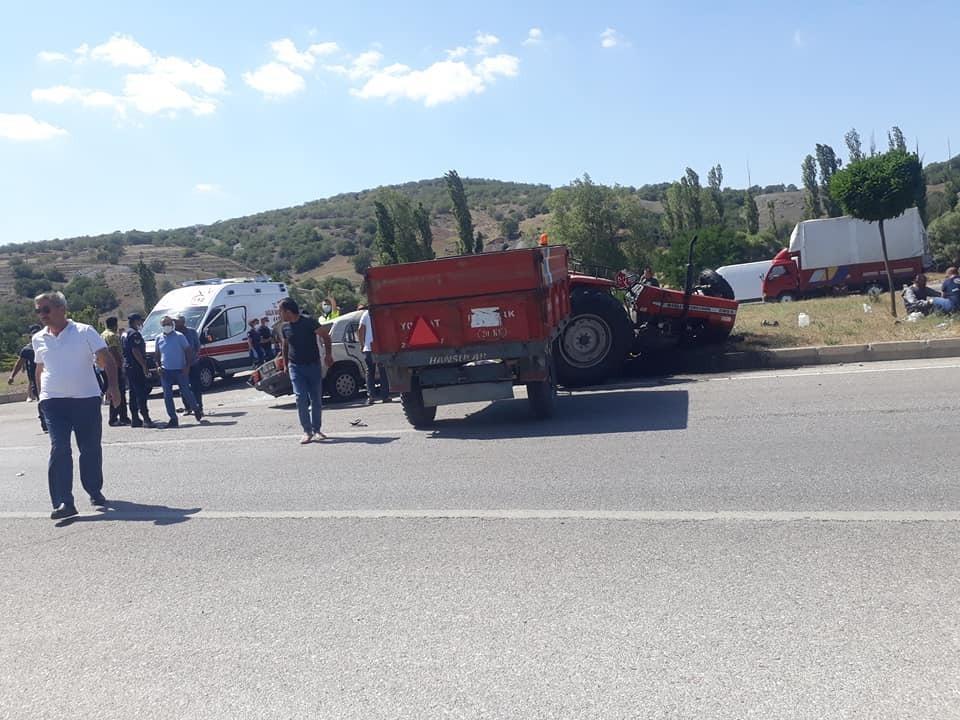 Çorum’da otomobil ile traktör çarpıştı: 3 ölü, 2 yaralı